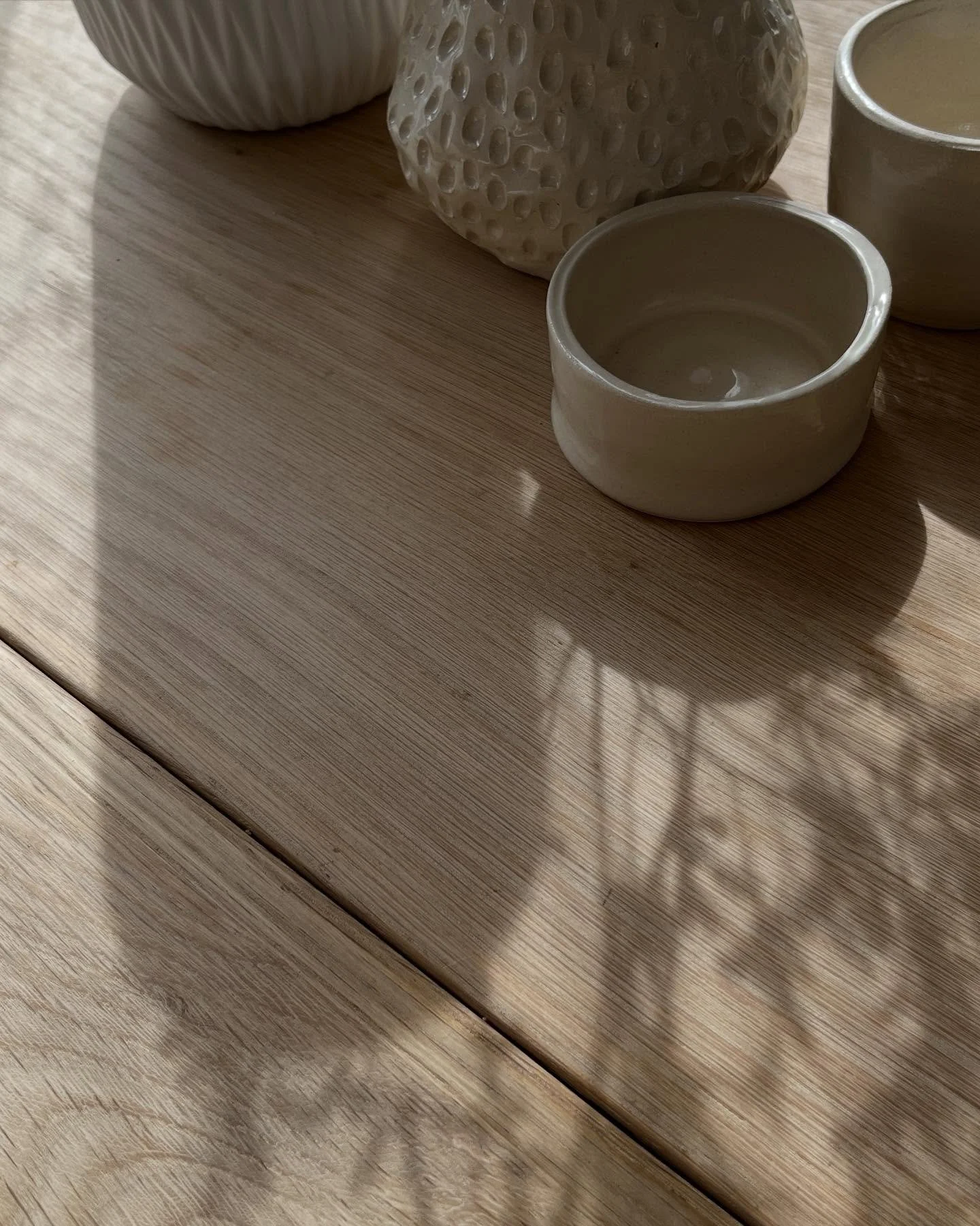 Couleurs d&rsquo;automne &bull; 🍂🍁
L&rsquo;automne s&rsquo;installe, et avec lui ses jeux de lumi&egrave;re que l&rsquo;on guette &agrave; chaque moment.
Bienvenue chez nous ! 
.
C&eacute;ramiques cr&eacute;&eacute;es gr&acirc;ce &agrave; @troispot