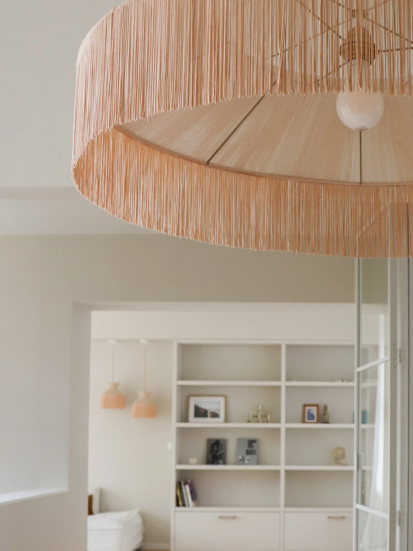 Projet TERLINDEN &bull; Conception 
La salle &agrave; manger - Transitions 
.
D&rsquo;une pi&egrave;ce &agrave; l&rsquo;autre, le lien se fait. Ici, on aper&ccedil;oit le salon et sa jolie biblioth&egrave;que sur mesure depuis la salle &agrave; mange