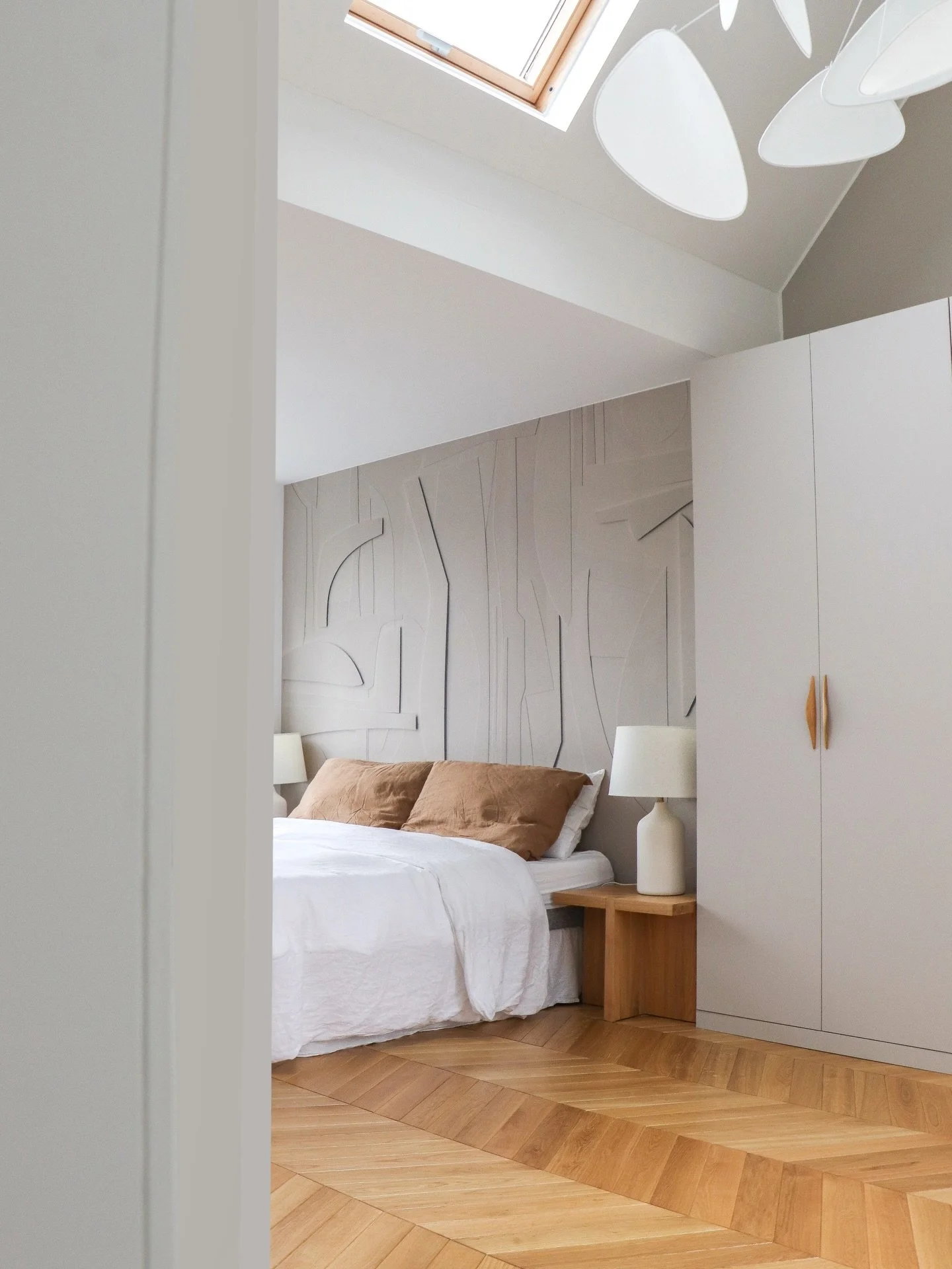 Projet TERLINDEN &bull; Conception 
Apr&egrave;s / Avant
Les chambres
. 
Grands changements d&rsquo;am&eacute;nagements et d&rsquo;ambiances au sein des chambres du projet ! 
Saurez-vous associer les apr&egrave;s / avant de chaque espace ?
.
.
Allez 