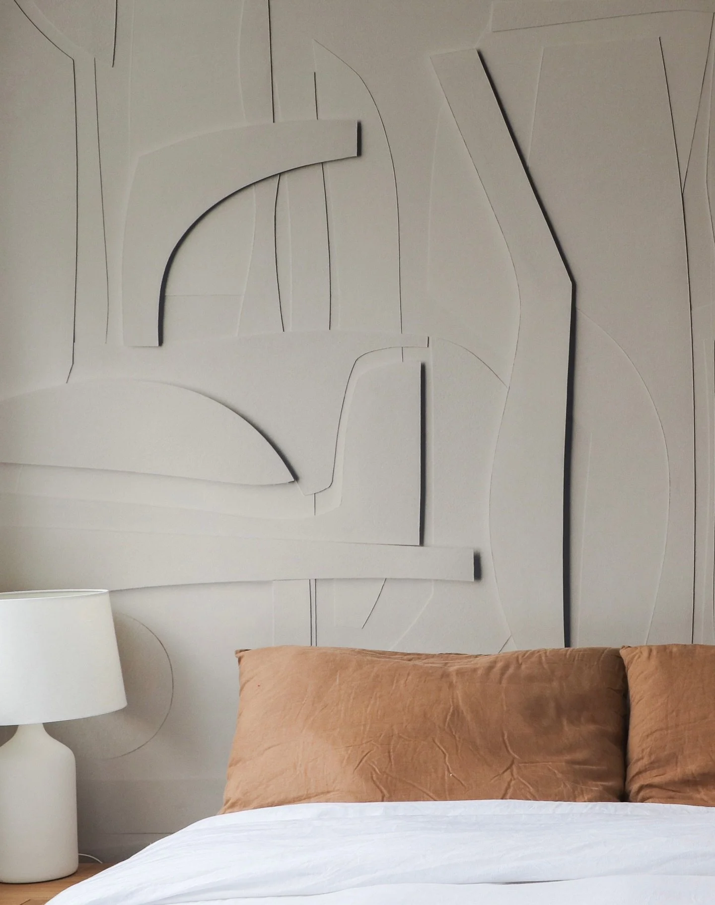 Projet TERLINDEN &bull; Conception 
La chambre parentale 
. 
Zoom sur le dernier papier peint de la maison, celui de la chambre parentale. 
Un papier peint qui tenait &agrave; coeur &agrave; mes clients, et sur lequel nous nous sommes bas&eacute;s po