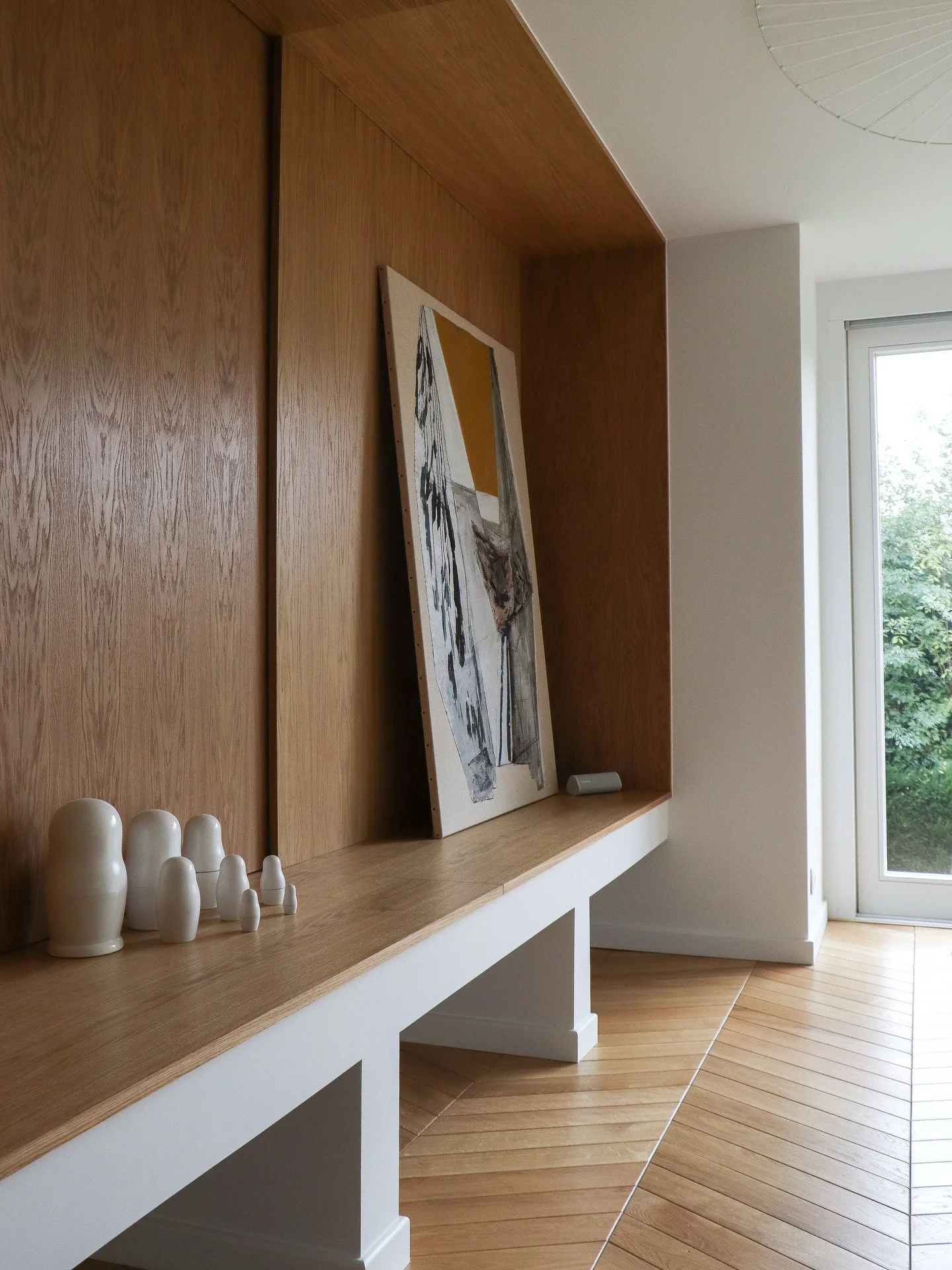 Projet TERLINDEN &bull; Conception 
Le salon des saisons . Agencement 
. 
Derri&egrave;re ce bel agencement sur mesure, se cache un &eacute;cran ! 
&Agrave; l&rsquo;origine du projet, nous avions dessin&eacute; une chemin&eacute;e ainsi qu&rsquo;un b