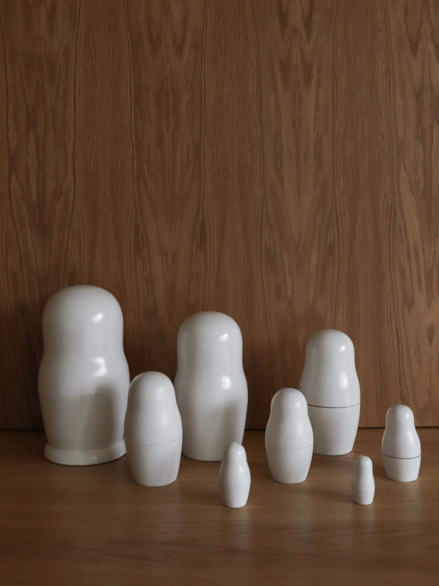 Projet TERLINDEN &bull; Conception 
Le salon des saisons 🍂🍁
. 
Au rez-de-jardin, entre espaces de jeux et pi&egrave;ce de lecture, une pi&egrave;ce a trouv&eacute; sa fonction de salon des saisons. 
Du canap&eacute;, on aper&ccedil;oit le d&eacute;