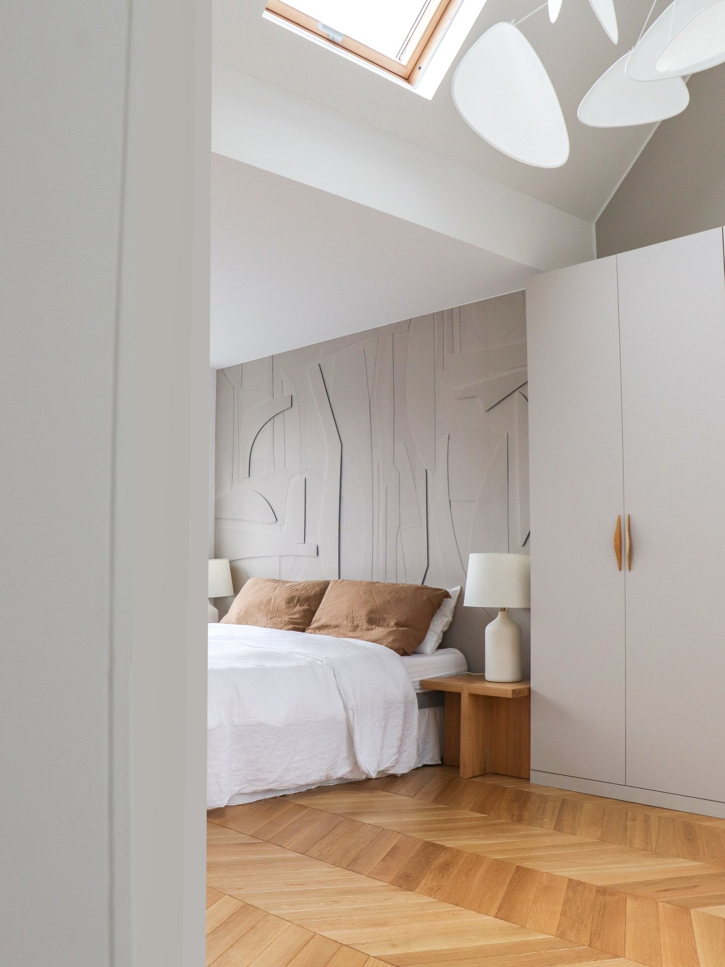 Projet TERLINDEN &bull; Conception 
Apr&egrave;s / Avant
Les chambres
. 
Grands changements d&rsquo;am&eacute;nagements et d&rsquo;ambiances au sein des chambres du projet ! 
Saurez-vous associer les apr&egrave;s / avant de chaque espace ?
.
.
Allez 