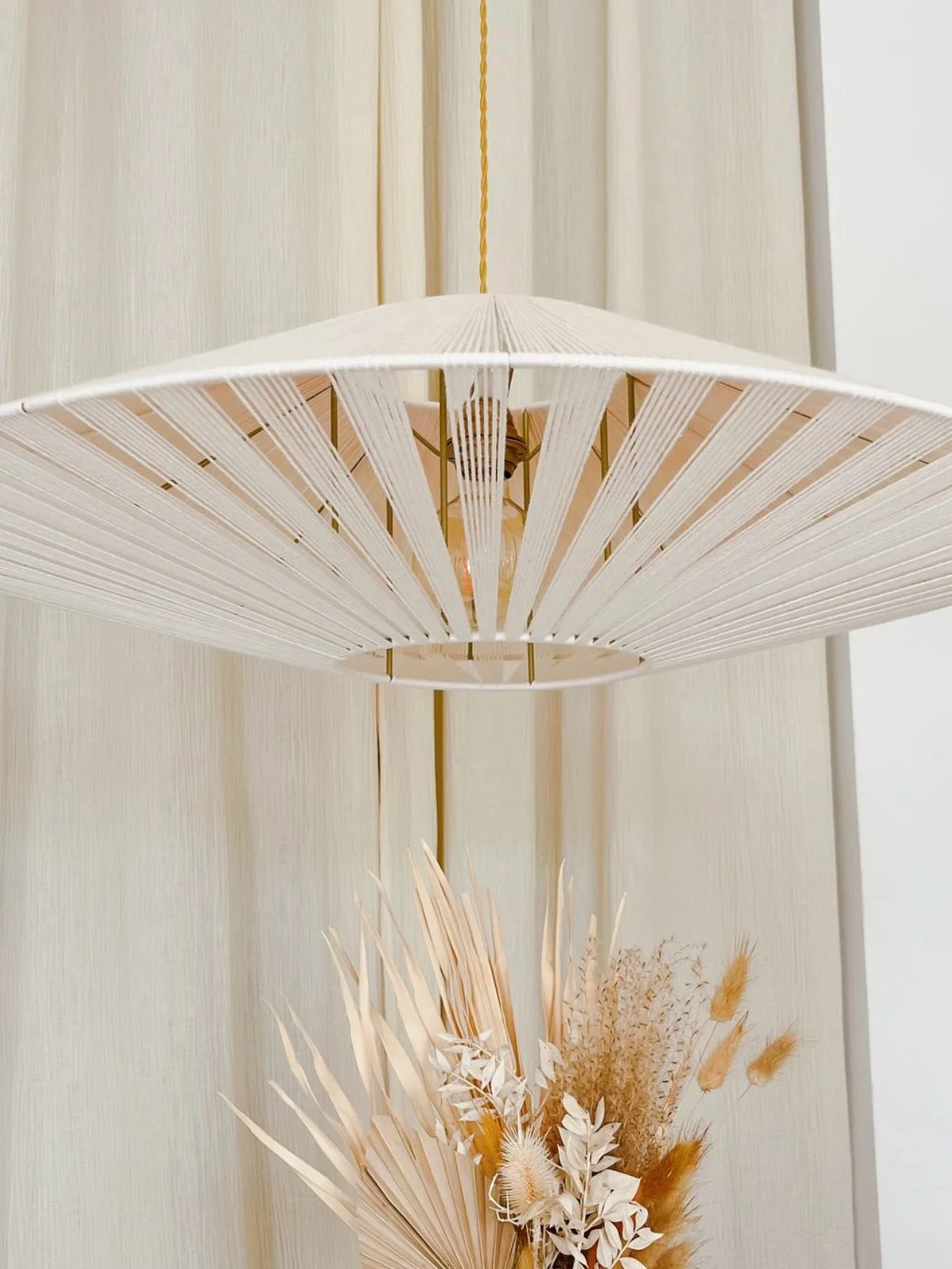 Inspiration &bull; Luminaires 
Maison Paloma
.
Vous vous souvenez de ces luminaires si bien choisis par mes clients sur le projet Terlinden ? Coup de c&oelig;ur assur&eacute; pour @maisonpaloma ✨
&hellip; au point d&rsquo;avoir envie de les traduire 