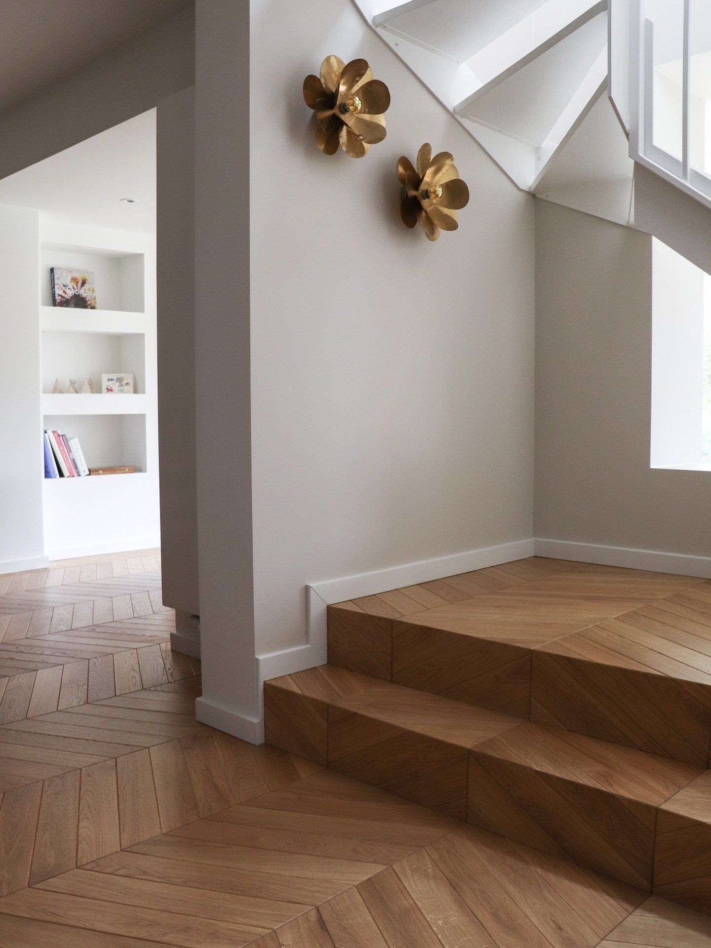 Projet TERLINDEN &bull; Conception 
Apr&egrave;s / Avant
L&rsquo;escalier 
. 
V&eacute;ritable lien visuel et sonore entre le salon du rez-de-chauss&eacute;e et les espaces de jeux du rez-de-jardin, le nouvel escalier cr&eacute;&eacute; au sein de la