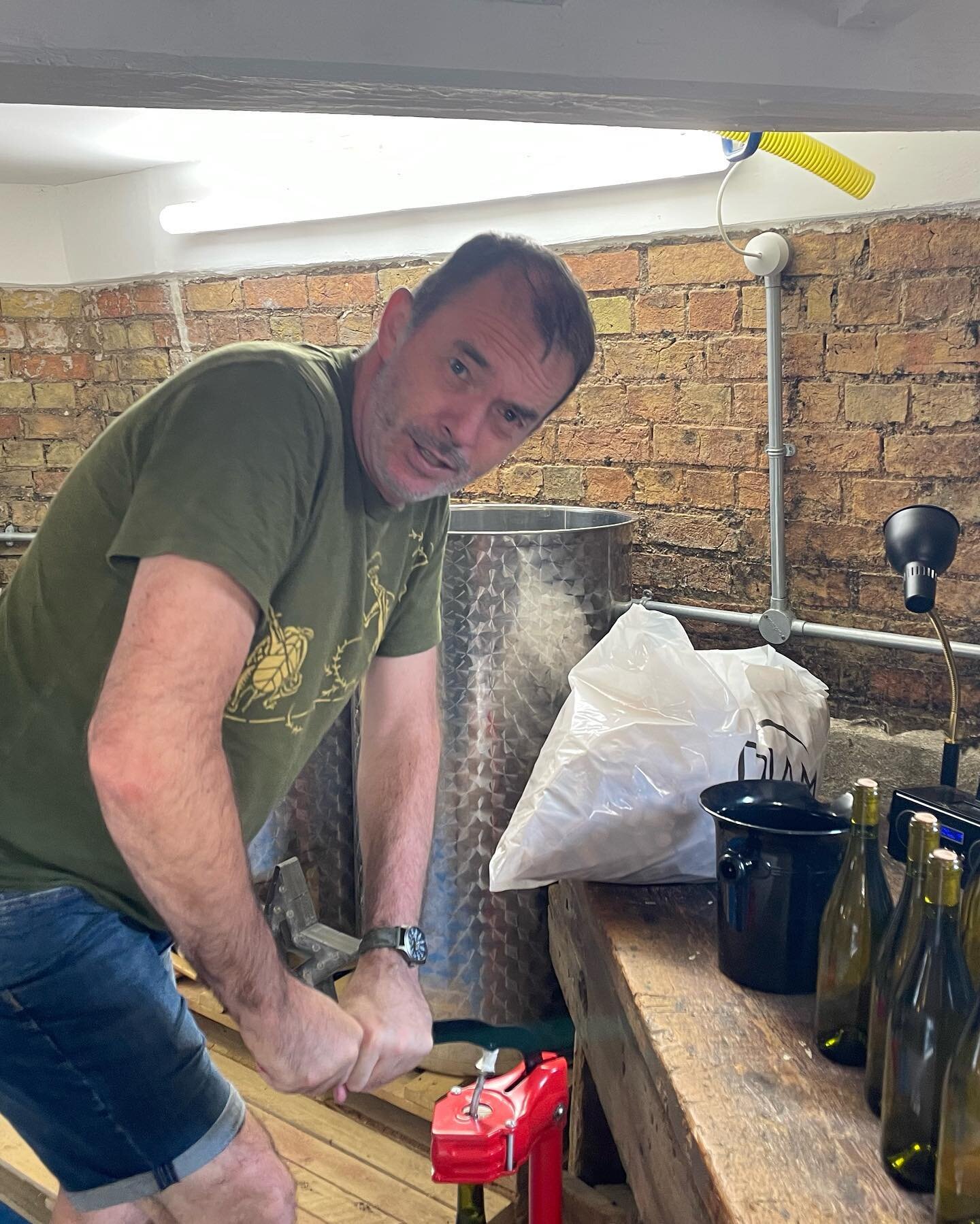 It was an absolute pleasure to welcome @drjamiegoode to the winery today. As well as helping to bottle an upcoming wine (an orange Bacchus, landing in September) he waxed some bottles of the newly released 2021 Bacchus and did an impressive job. 

Th