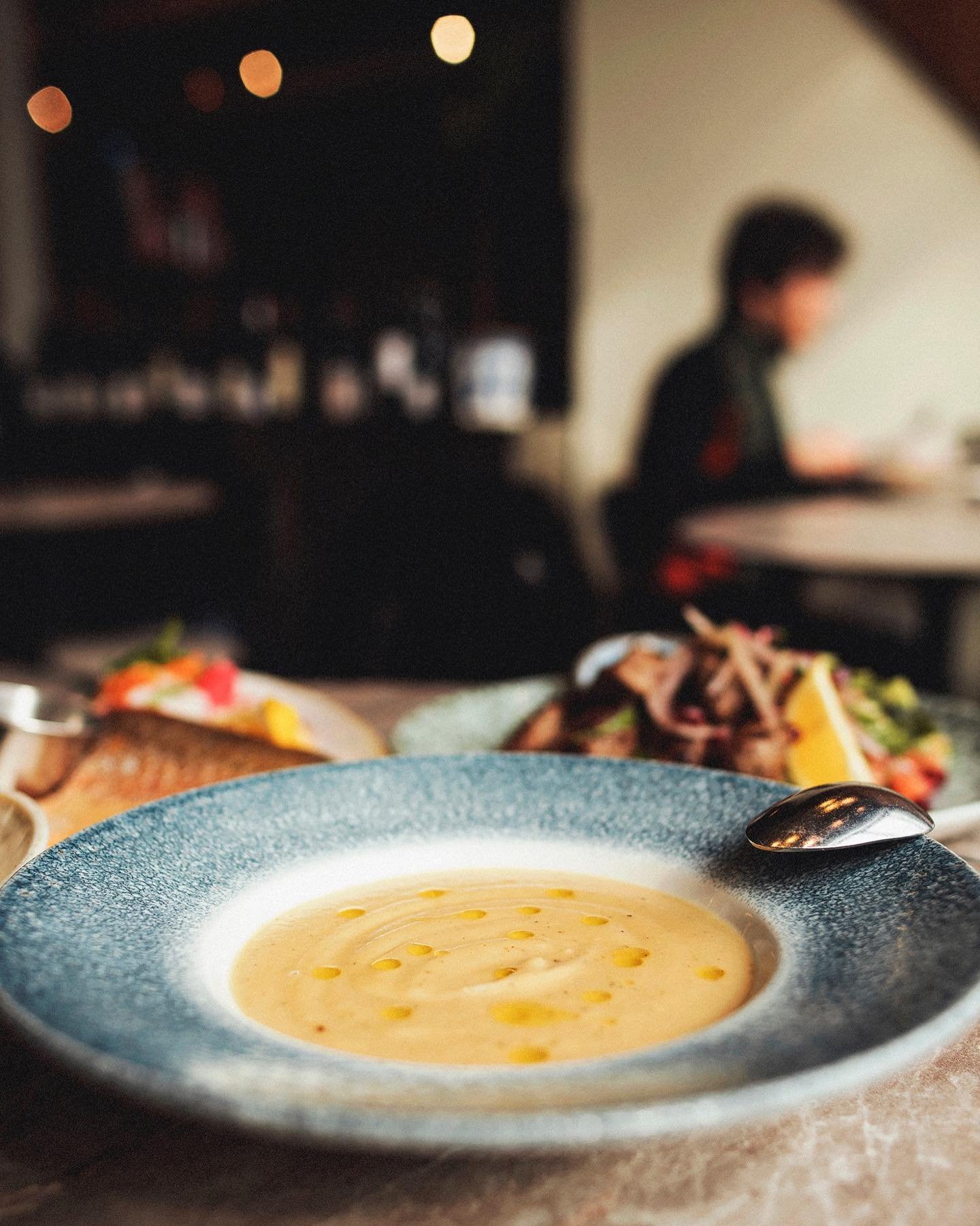 New special alert! Rich and creamy cauliflower &amp; potato soup- about as warming and comforting as it gets! Get it while it&rsquo;s here, this weekend only✨

#limonbeaches #yyzeats #foodsinthe6ix #torontoeats #torontorestaurants #torontofood #toron