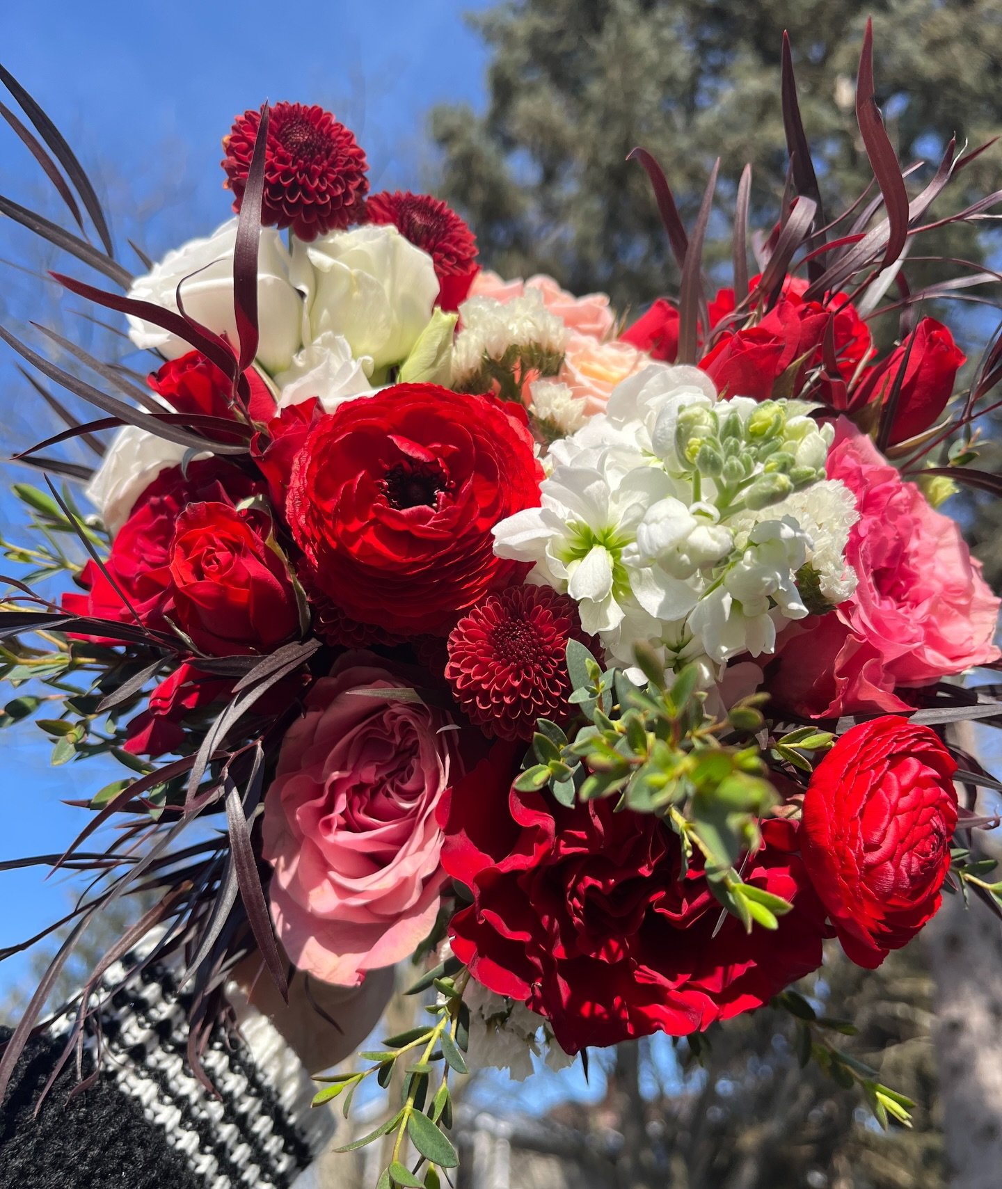 Valentine's Day bouquets are now available for pre-order on our website, and this year we are offering a new 3rd color option - The Ruby Red &amp; Pink Petals Bouquet 🌹🌸 We will also be offering our classic color palettes from previous years - Pret