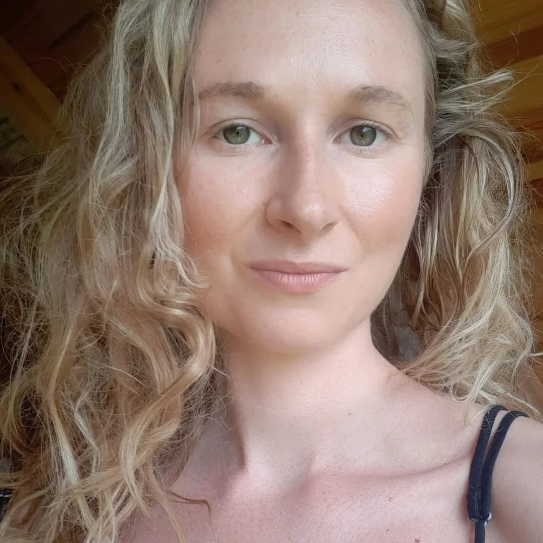 F&oslash;ler mig fyldt og varm efter at have f&aelig;rdiggjort mine to efter&aring;rsforl&oslash;b: tusind tak til jer, der var med. 💗

Det er en lettelse at komme til udtryk, at oms&aelig;tte noget af alt der, der foreg&aring;r indeni mig, til noge