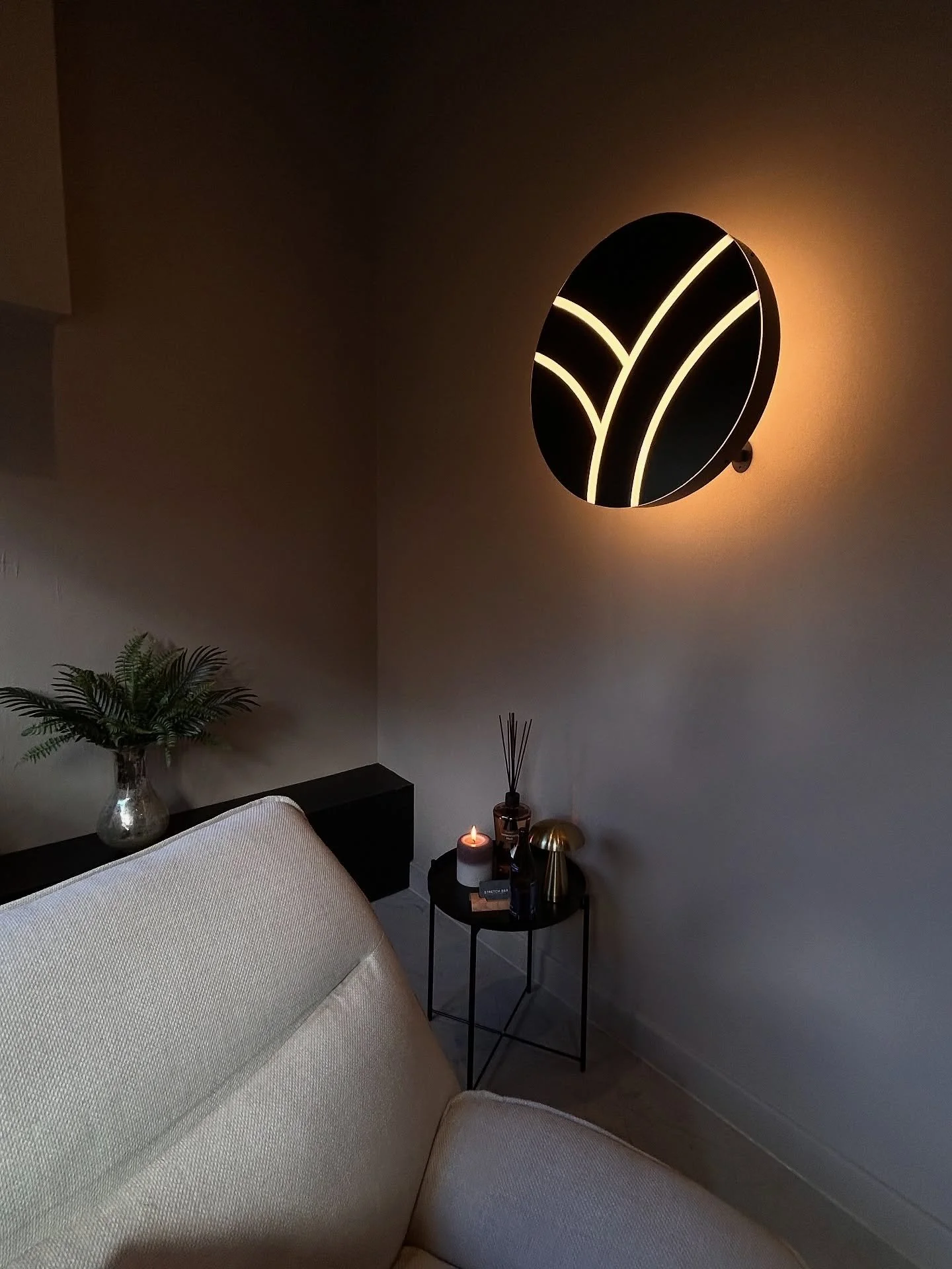 Before &rarr; After ✨

@stretchbarsportsmassage captures what NM Design Studio has always believed, that branding shouldn&rsquo;t stop at the visuals.

From the branding to the materials to the movement of light, every detail here was designed to exp