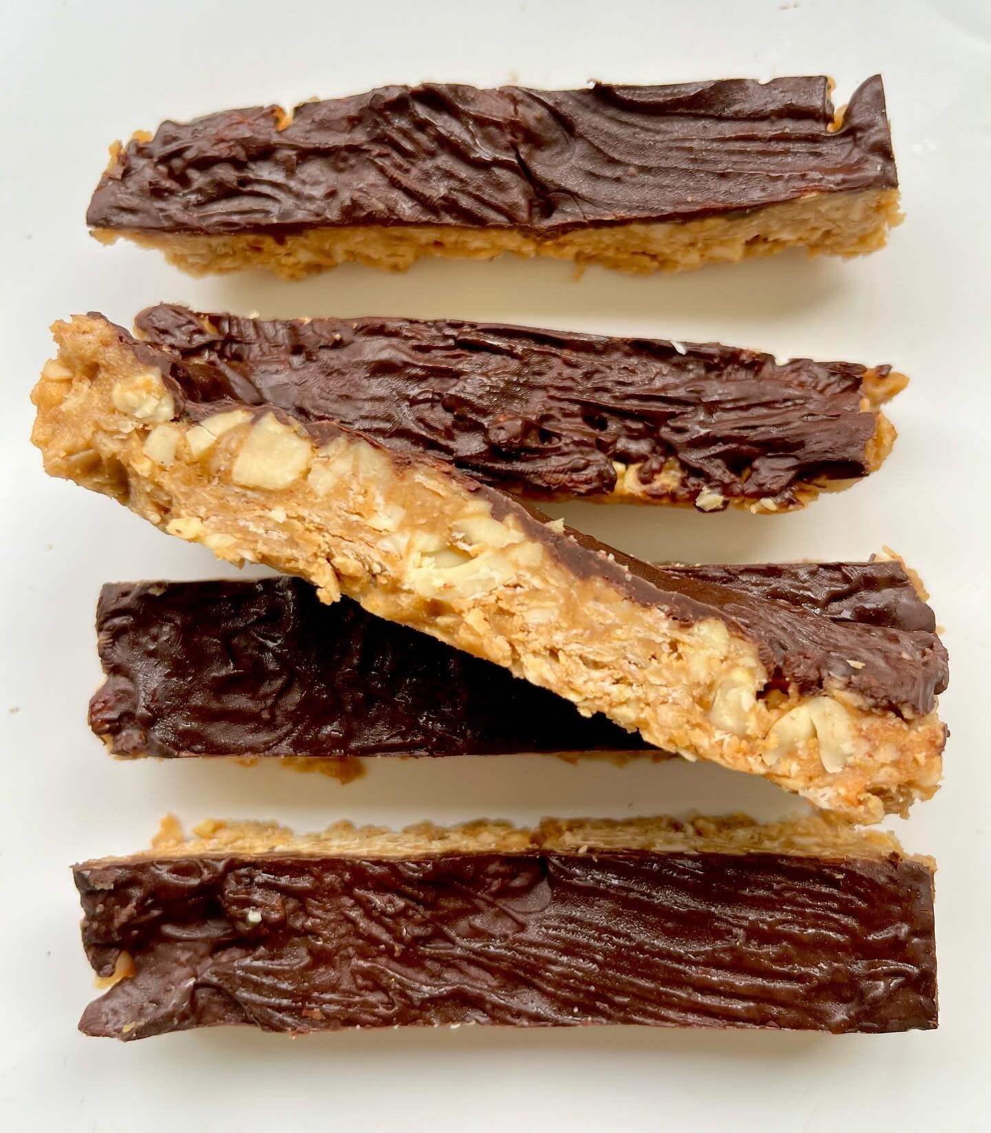 Big Peanut Butter Love with these Peanut-Choc Energy Bars 🫶🏻 They are so quickly made with only 15 minutes preparation time and a handful of ingredients.

Ingredients For 6 bars

🥜 85g peanut butter
🥜 30g honey
🥜 1/2 tbsp coconut oil
🥜 1/2 tsp 