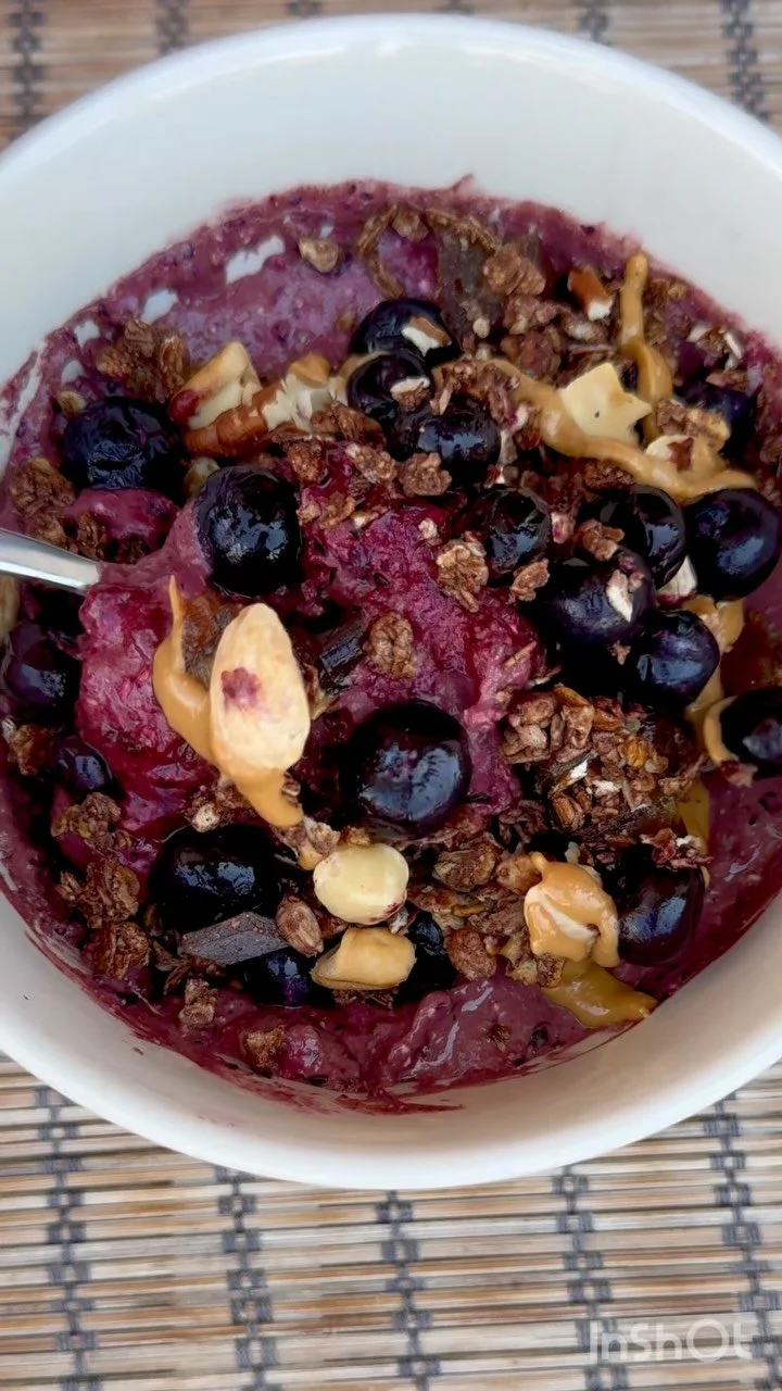 🍒 High-Protein Frozen Berry & Cottage Cheese Smoothie Bowl
Macros: 487 kcal - Protein: 24.6 g
Ingredients (serves 1)
- 100 g cottage cheese (about ½ cup)
- 150 g frozen blueberries (1 cup)
- 150 g frozen cherries (1 cup)
- 1 tsp shredde