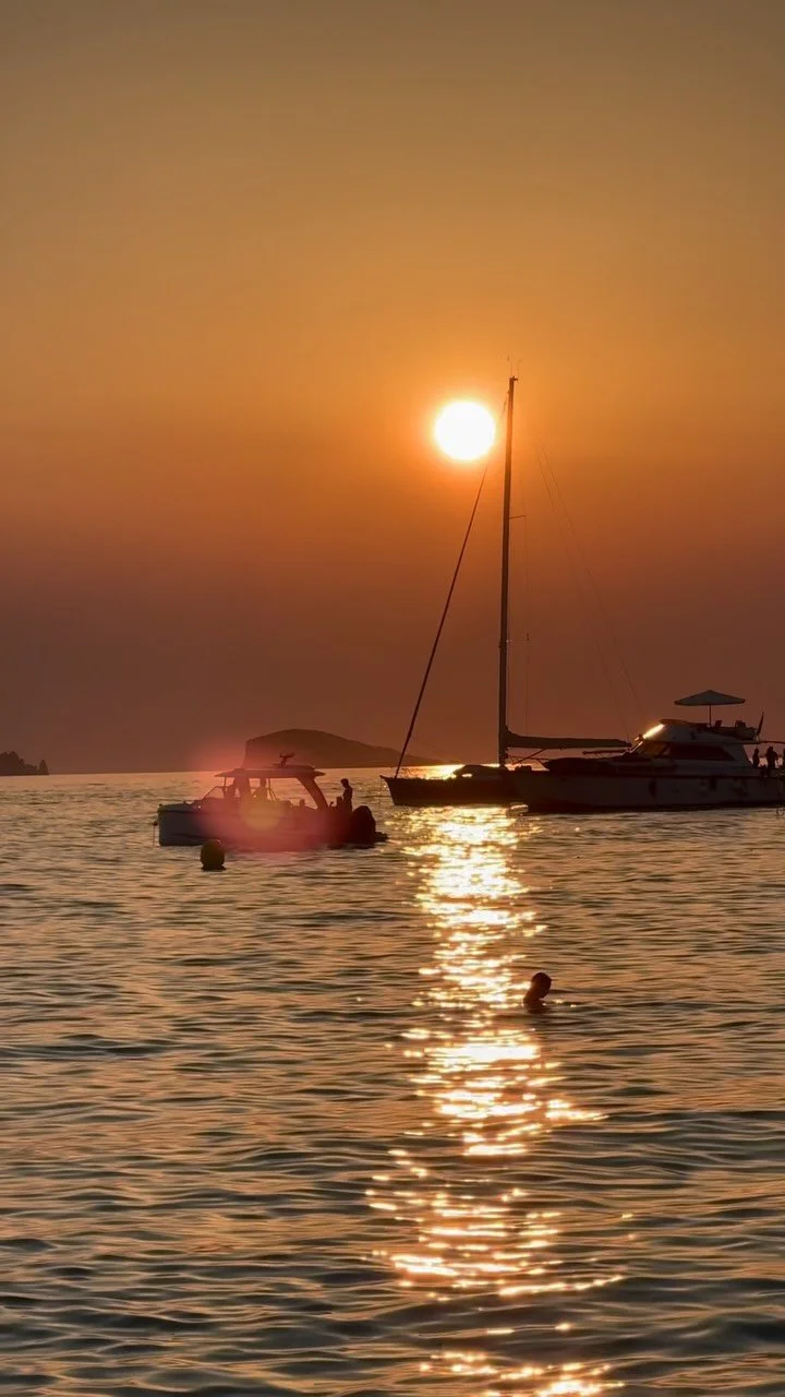 Ibiza 💛
#ibiza #islandmagic #boatday #friendship #summerineurope #ibizaspain #ibizaparty #ibizastyle #sunset #endlesssummer #travel #travelling