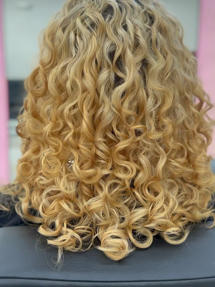 The difference a Curly Cut can make is night + day! 😍
-
I start all of my curly cuts with a custom steam treatment to rehydrate the curls, bringing out the natural texture + encouraging more definition. 

If you need your curls whipped into shape, y