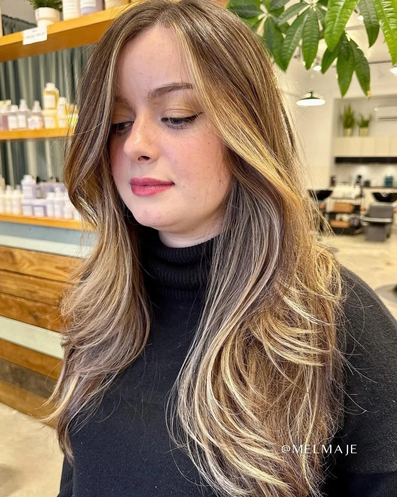 This is your sign to go lived-in ✨

Beautiful, natural-looking colour by @melmaje 💇&zwj;♀️ Soft contrast, blended highlights, and a grow-out that still looks intentional. 

Tap the link in bio to book your colour appointment 🤎

📧 heartbreakersalon