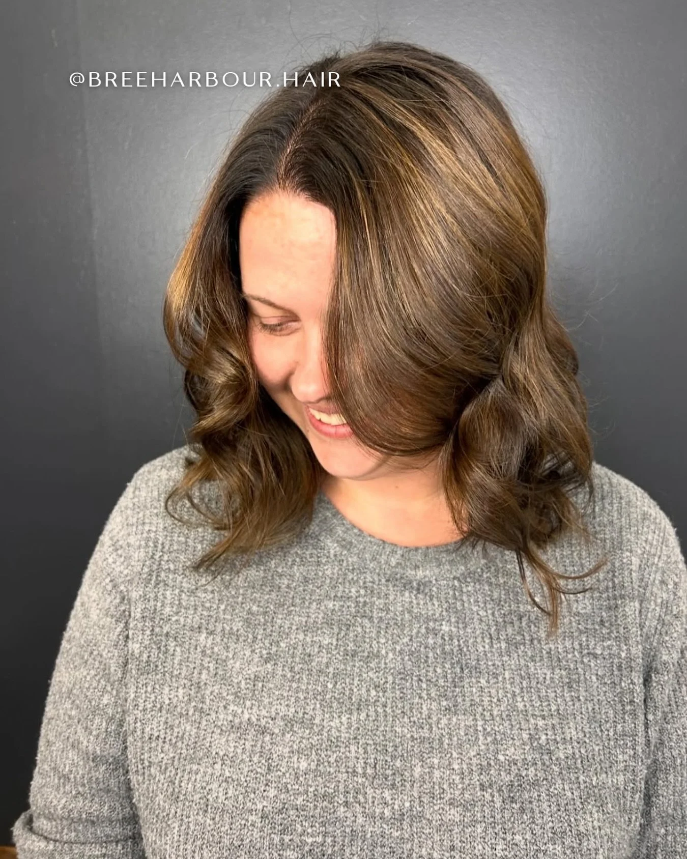 If your hair feels flat&hellip; this is your sign 🤎

Caramel dimension instantly adds warmth, movement, and a natural sun-kissed effect that grows out beautifully.

Colour by @breeharbour.hair ✨

Book your appointment with Bree online today.

📧 hea