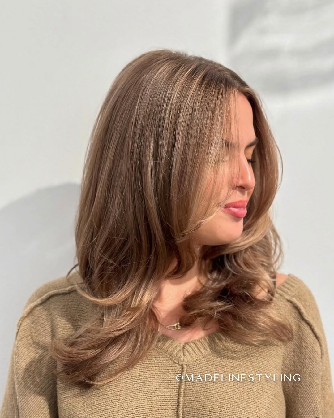 Can&rsquo;t decide between blonde or brunette? Go bronde ✨

This bronde balayage gives the perfect mix of depth and brightness for a soft, dimensional finish that grows out beautifully.

Hair by @madelinestyling 🤎

Thinking about a colour refresh? ✨