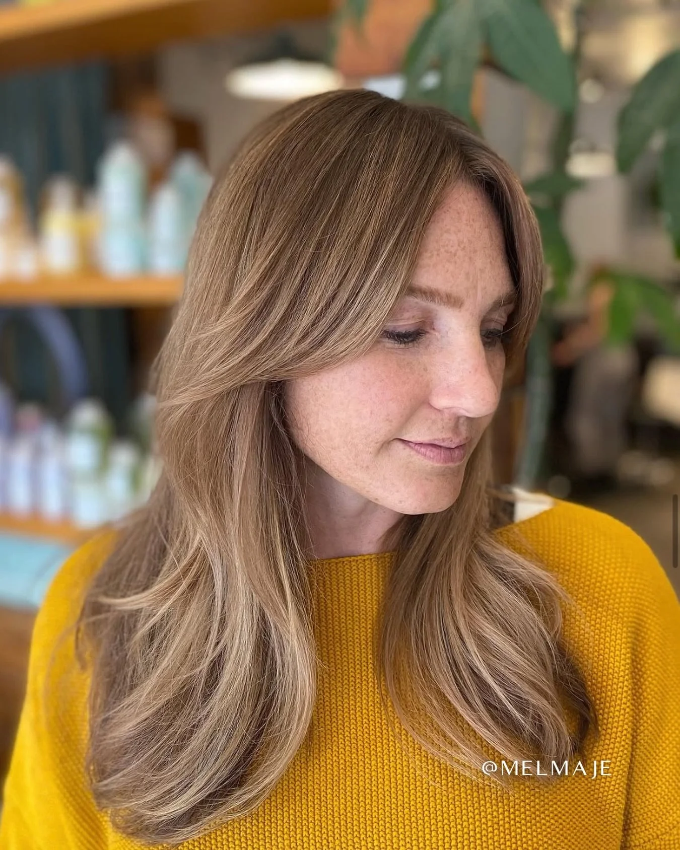 If bright blonde feels too harsh&hellip; this is your perfect in-between 👀

A darker golden beige balayage gives you warmth, depth, and dimension,  without the maintenance of high-lift blonde ✨

Paired with soft bangs for that effortless, lived-in v
