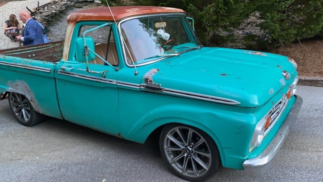 A turquoise vintage pickup at Carley and Alec’s Lake Rabun wedding.