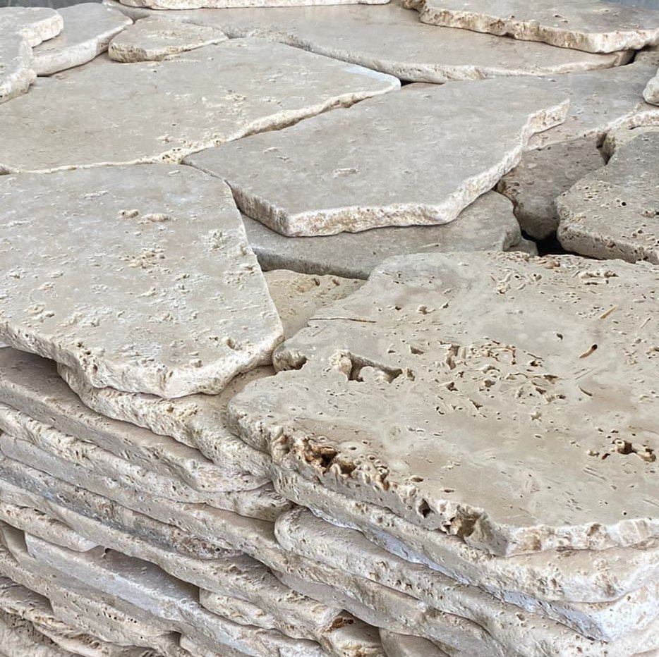 El Travertino Organico ofrece una superficie natural y fluida, ideal tanto para espacios interiores como exteriores.

Esta t&eacute;cnica hist&oacute;rica de pavimentaci&oacute;n se caracteriza por el uso de piedras de formas y texturas irregulares, 