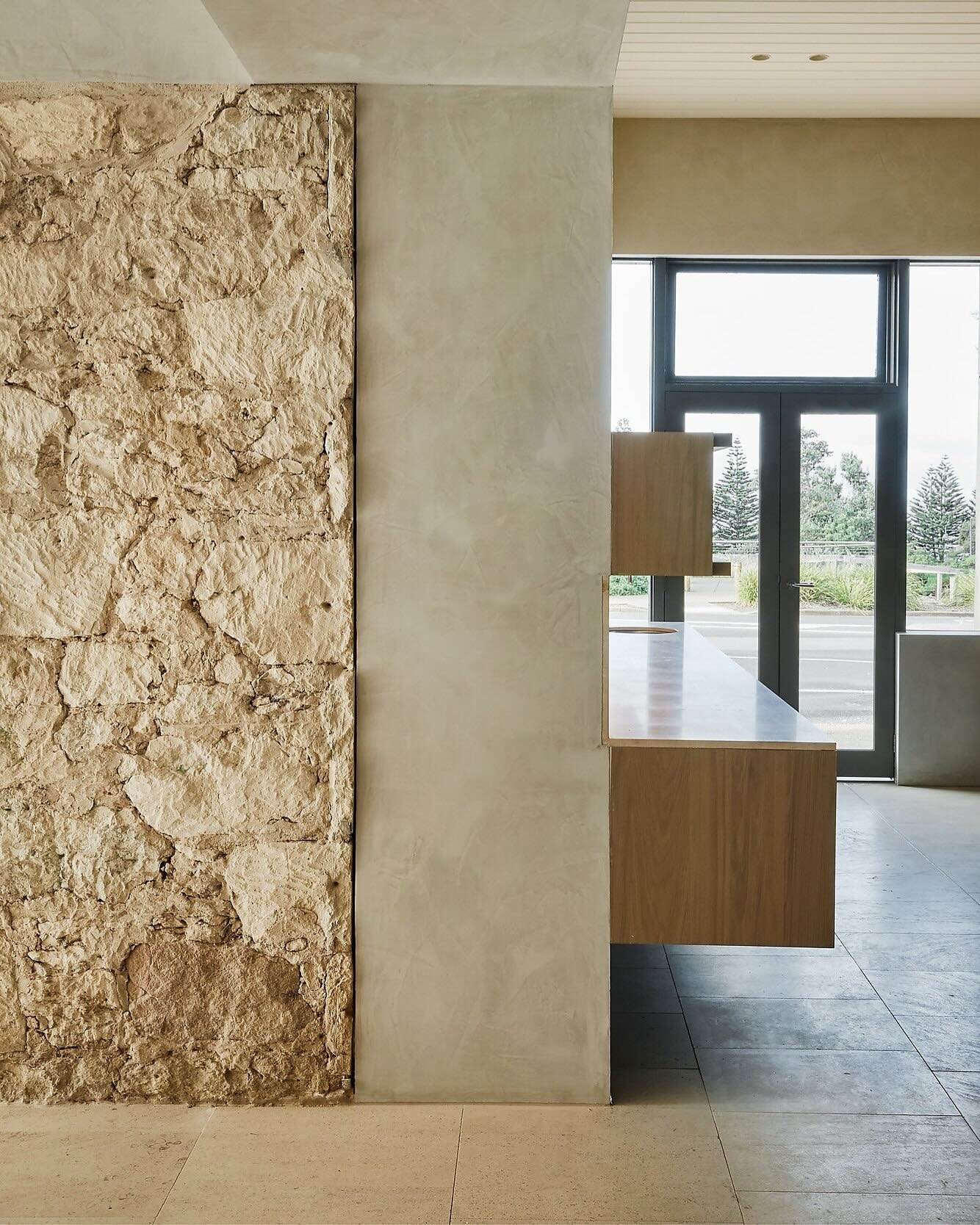 El Travertino Light, un cl&aacute;sico que se reinventa.
Su textura sutil y tonalidad natural lo convierten en el aliado perfecto para proyectos contempor&aacute;neos que buscan elegancia atemporal y calidez en cada detalle. 
⠀⠀⠀⠀⠀⠀⠀⠀⠀
⠀⠀⠀⠀⠀⠀⠀⠀⠀
⠀⠀⠀⠀