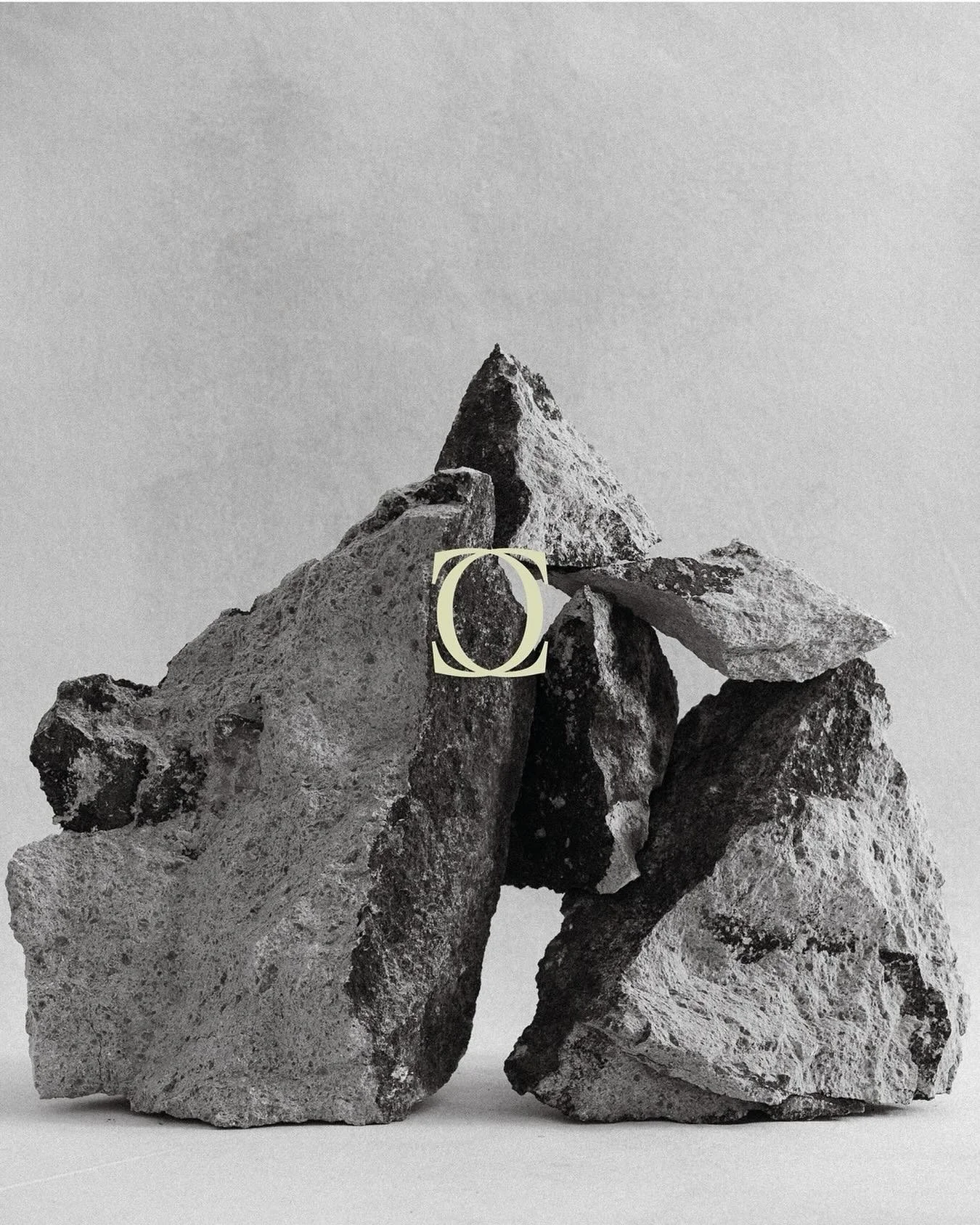 El poder de la piedra natural.
⠀⠀⠀⠀⠀⠀⠀⠀⠀
No es solo un revestimiento: es materia viva.
Conectada a la tierra, cargada de historia, capaz de transformar cualquier espacio en algo aut&eacute;ntico, atemporal y lleno de presencia.
⠀⠀⠀⠀⠀⠀⠀⠀⠀
Elegir piedr