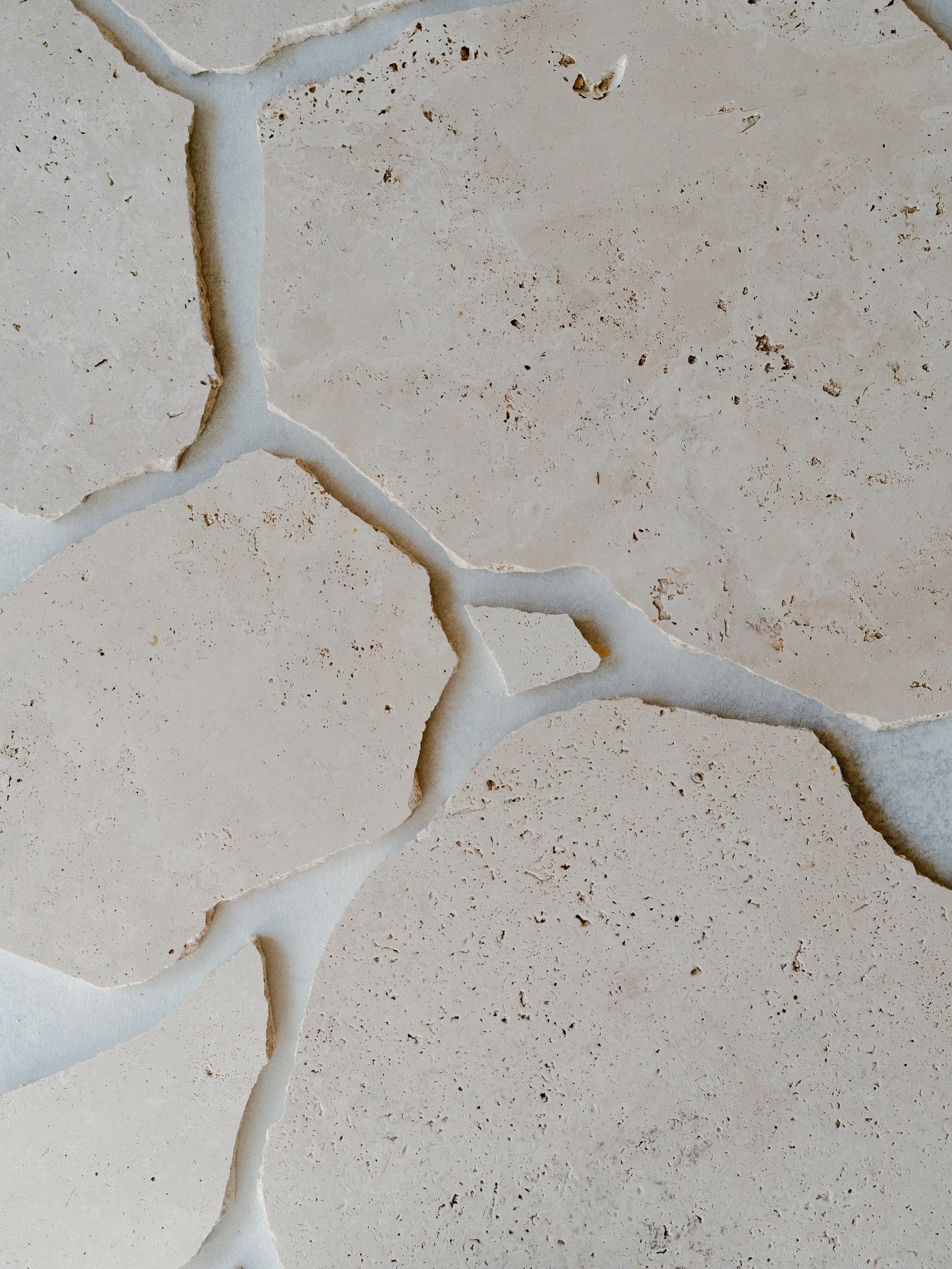 Travertino Org&aacute;nico &mdash; tonalidad clara y espesor calibrado. 

Para lograr un efecto descontracturado y natural, con un tono crema c&aacute;lido que acompa&ntilde;a la arquitectura moderna.

Su corte limpio abraza la irregularidad y la imp