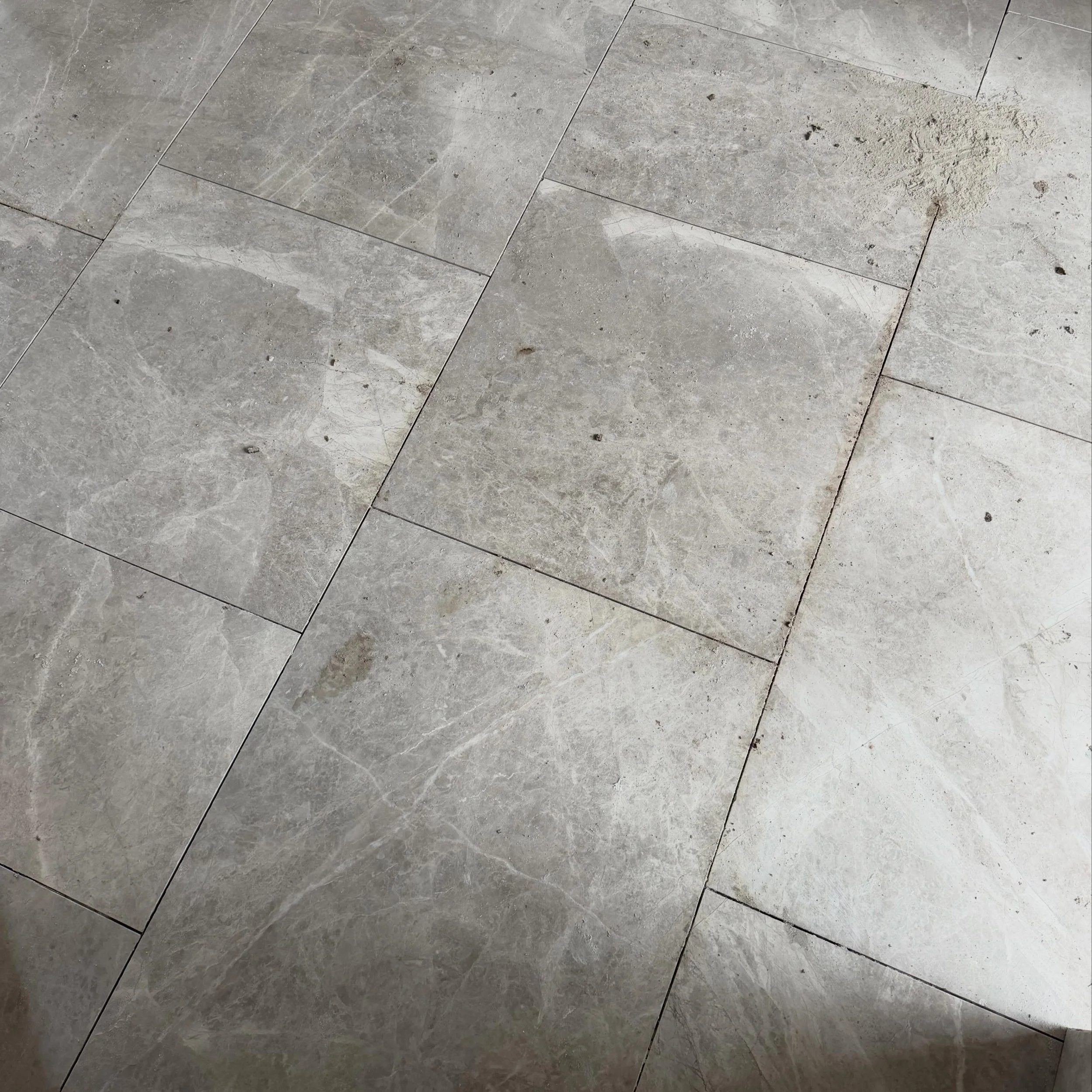 En obra: Lune Greige - 60 x LL (60-100) x 1.2 cm de espesor. 
Una joyita de formato grande en este espesor que es incre&iacute;ble. 

Reforma La Rabida por @estudioestudio__ 🤎