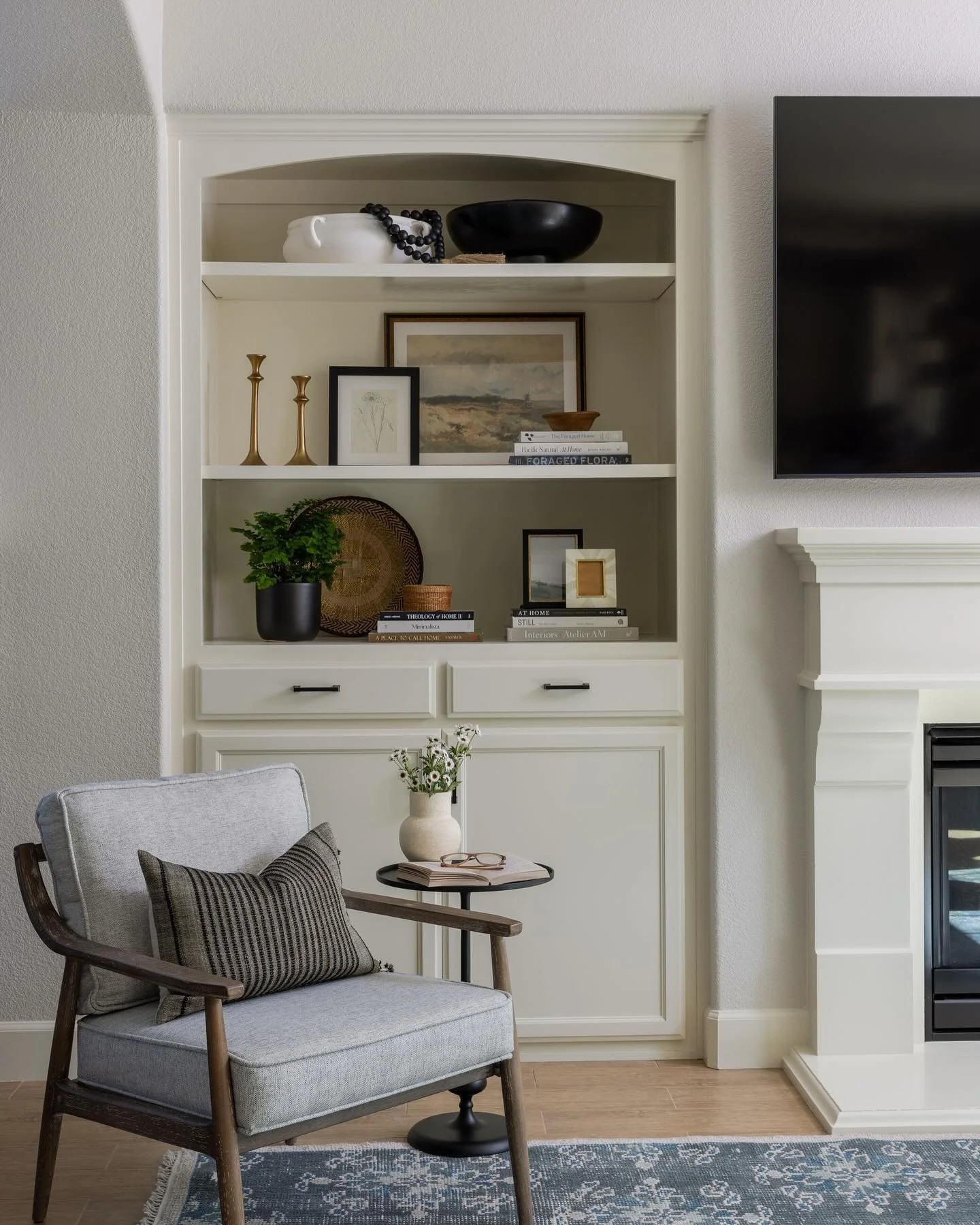A moment for the styled built ins 🤍

I offer styling services which are perfect to bring those small details together. From picking art, styling shelves, or refreshing textiles the little details can make a big difference. Head to the link in my bio