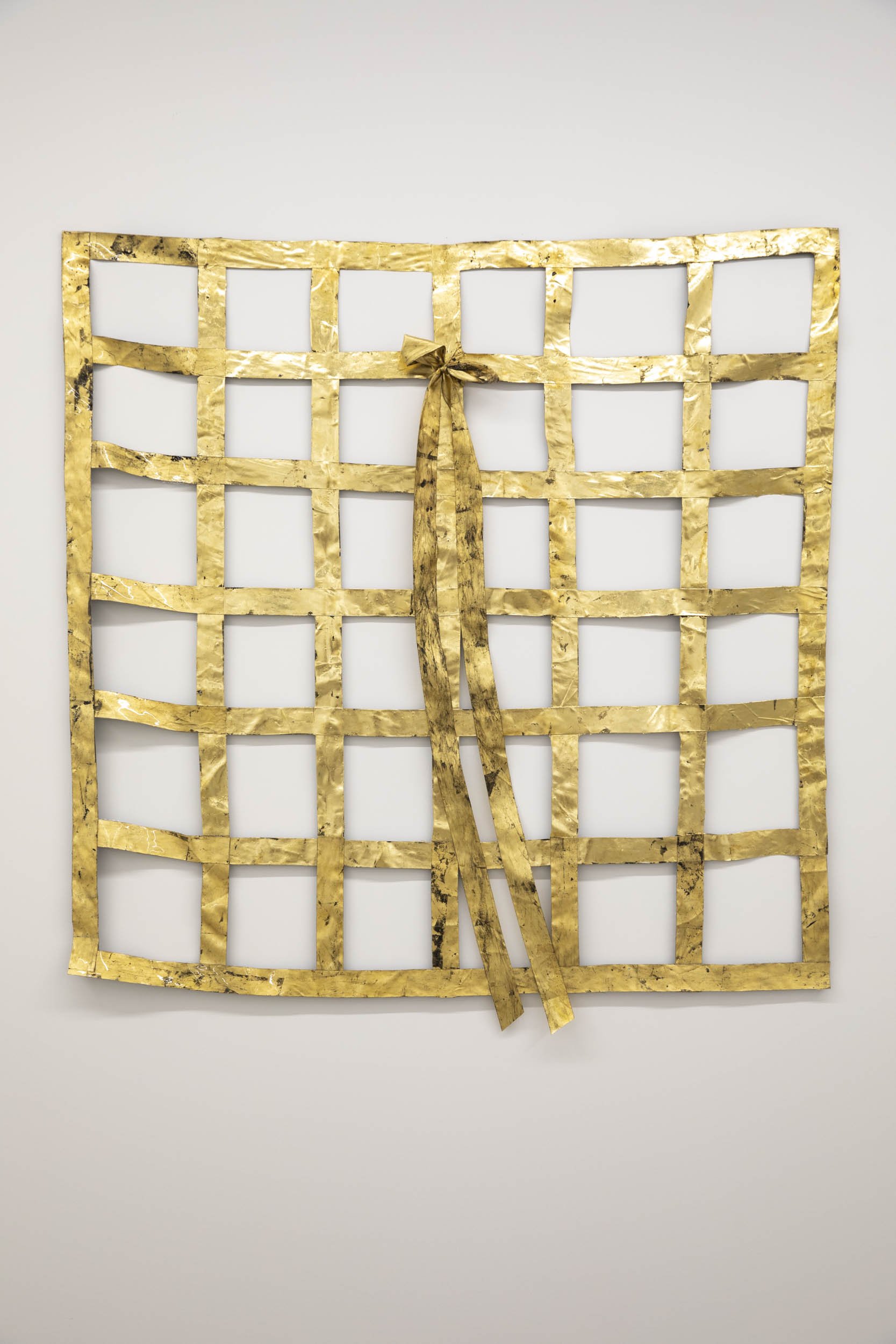 Vadis Turner
Windswept Bow , 2025
Curtains, metal leaf, and adhesive
63 x 56 in (160 x 142.2 cm)
IN9495