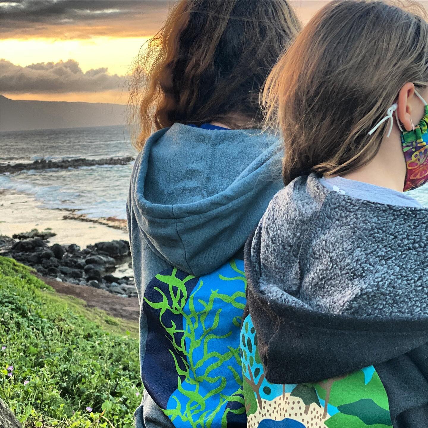 All the way from Hawaii! We love when friends #wearreallife and share photos from all over the USA! 

#clothesthatdogood #makeanimpact #hawaiiansunset #oceanview #letsscuba #lakelife #hoodiestyle #kidco #travelgram #projectaware #americaneaglefoundat