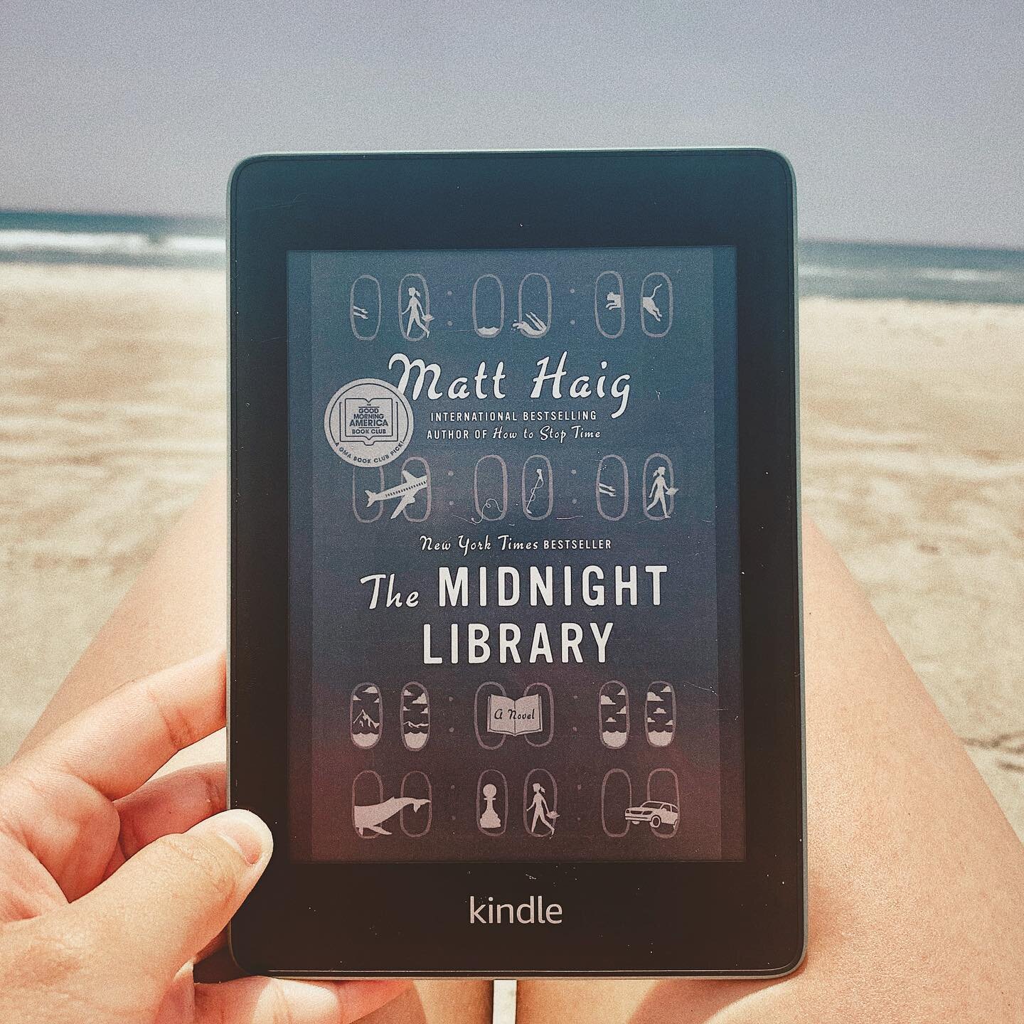 Book ✔️ Beach ✔️ Bikini ✔️
.
.
.
.
#themidnightlibrary #matthewhaig #matthaig #emeraldislenc #emeraldisle #beachreads #summerreading #bookstagram #kindle