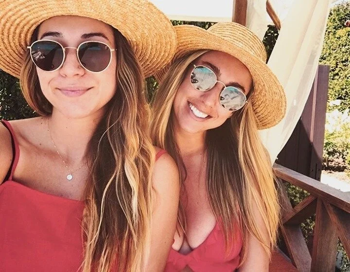 My adorable client @emilyyyolive's skin is completely GLOWING!⁠
⁠
Plus she's staying safe from the UV rays with a v cute hat 😝⁠
⁠
I love sharing my clients' selfies when they are showing off their gorgeous skin: if you're a client of mine, tag me to