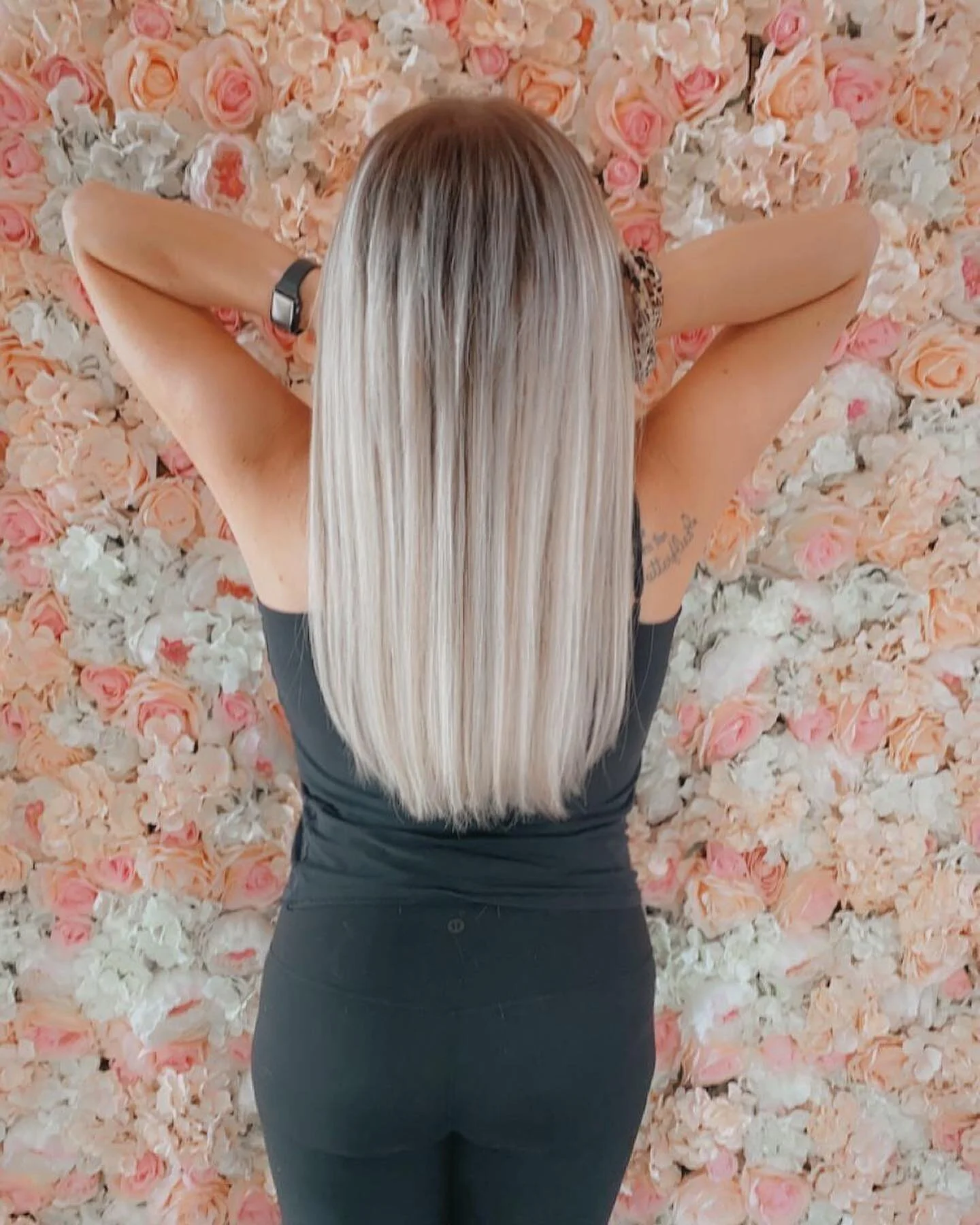❄️❄️❄️

Extension Method: Habit Hidden Bead 
Quantity: 2 rows, 100 grams
Length: 18 inches
Colour: Goldwell 10BS