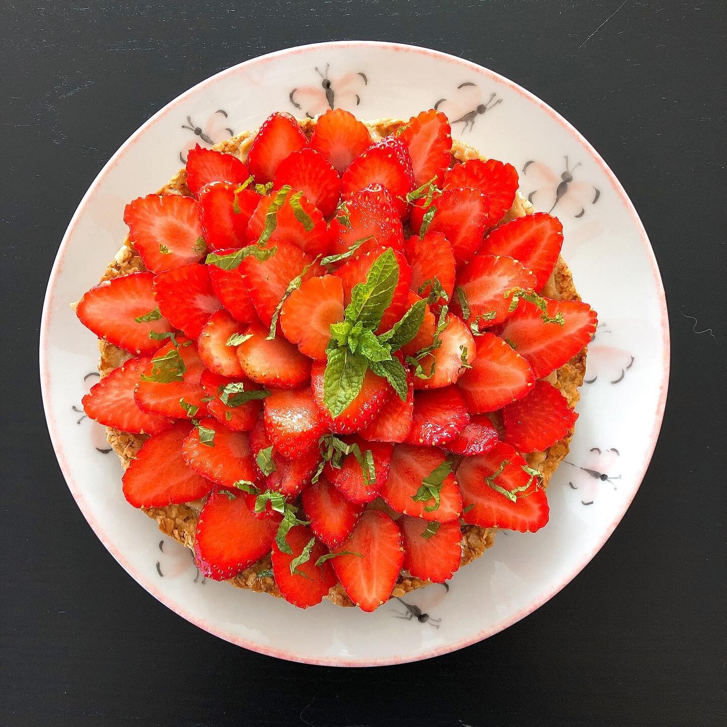 Aujourd&rsquo;hui c&rsquo;est tarte aux fraises de @healthfit_challenge !!! En plus d&rsquo;&ecirc;tre beau et bon c&rsquo;est super sain !!! #healthyfood #healthylifestyle #healthyrecipes #fraise #tarteavoine #ptitgo&ucirc;ter #jevendraismonamepourd