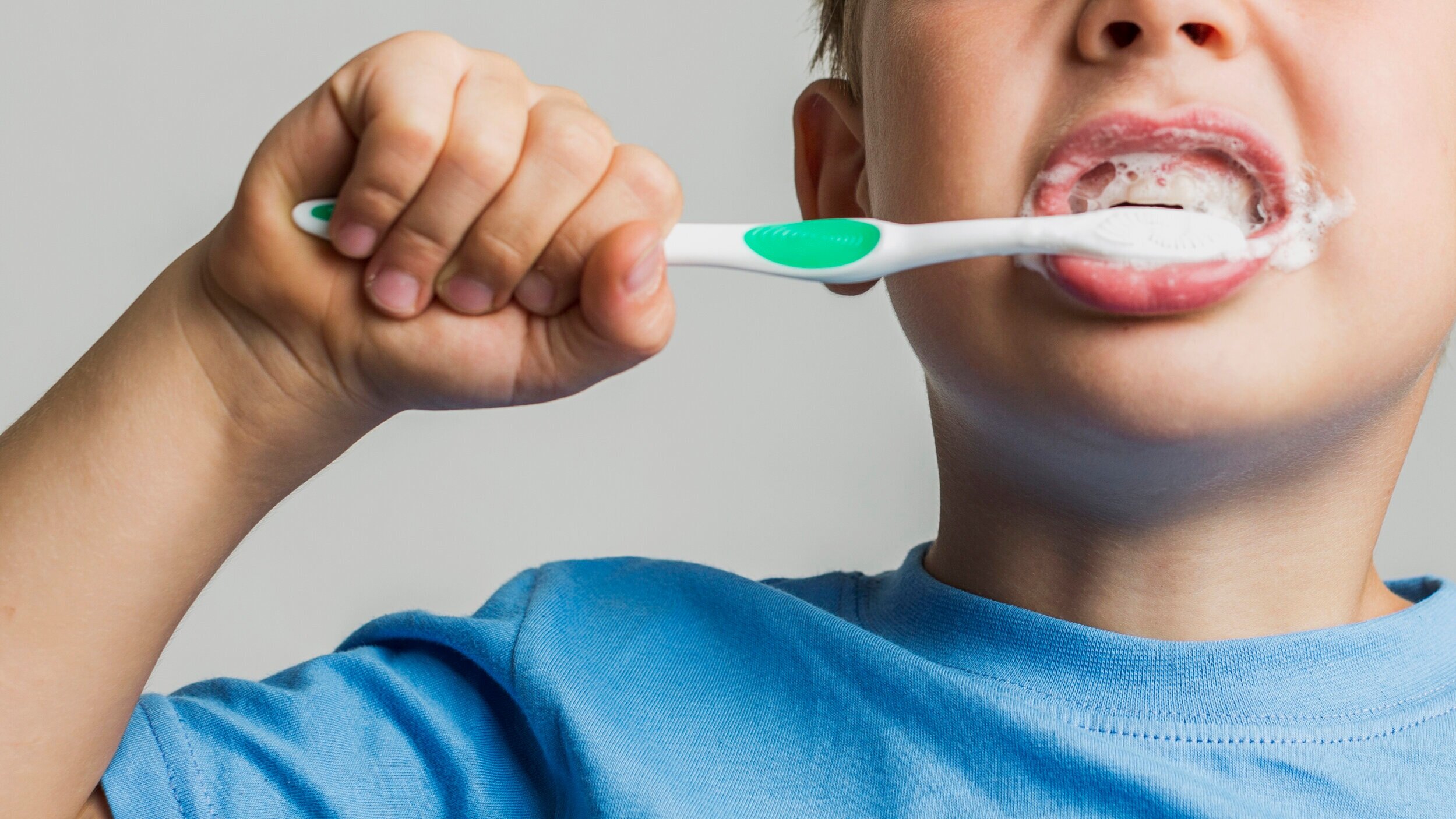 Держит еду во рту. Ребенок чистит зубы. Как чистить зубы ребенку.