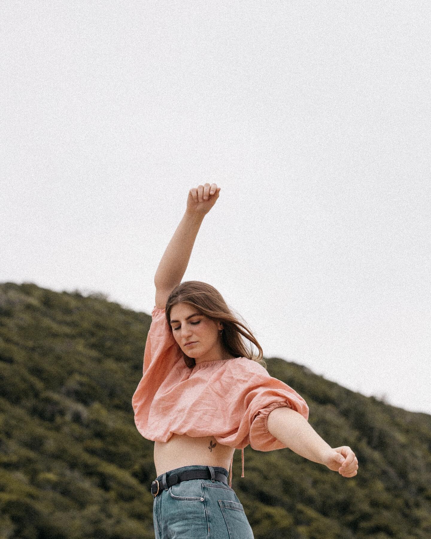 Dancing into the weekend because I&rsquo;m bringing myself &amp; my guitar to Toowoomba to play a little acoustic set at @squealingpigfarm (Hotel Norvile) 🖤 I&rsquo;m also back in the studio tomorrow with the Steve man to continue cooking up my new 