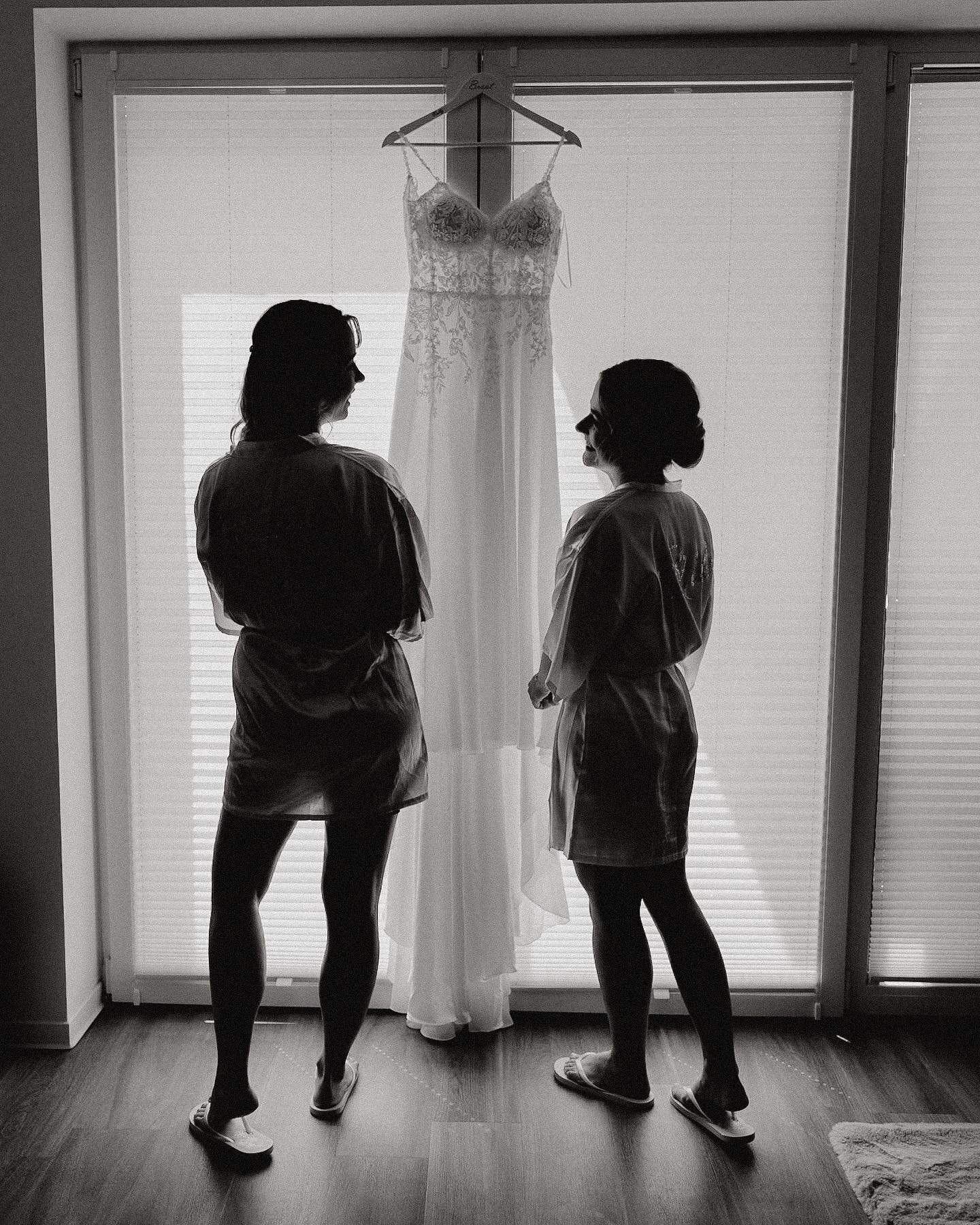 Ein besonderer Moment, wenn Braut und Trauzeugin das Kleid vor dem Anziehen noch mal anschauen. F&uuml;r mich einfach ein absoluter Wow-Moment im #gettingready 
@xxmellyy + @merritmeier , ihr habt das sooo gerockt ❤️❤️ vielen Dank das ich diesen #Mom