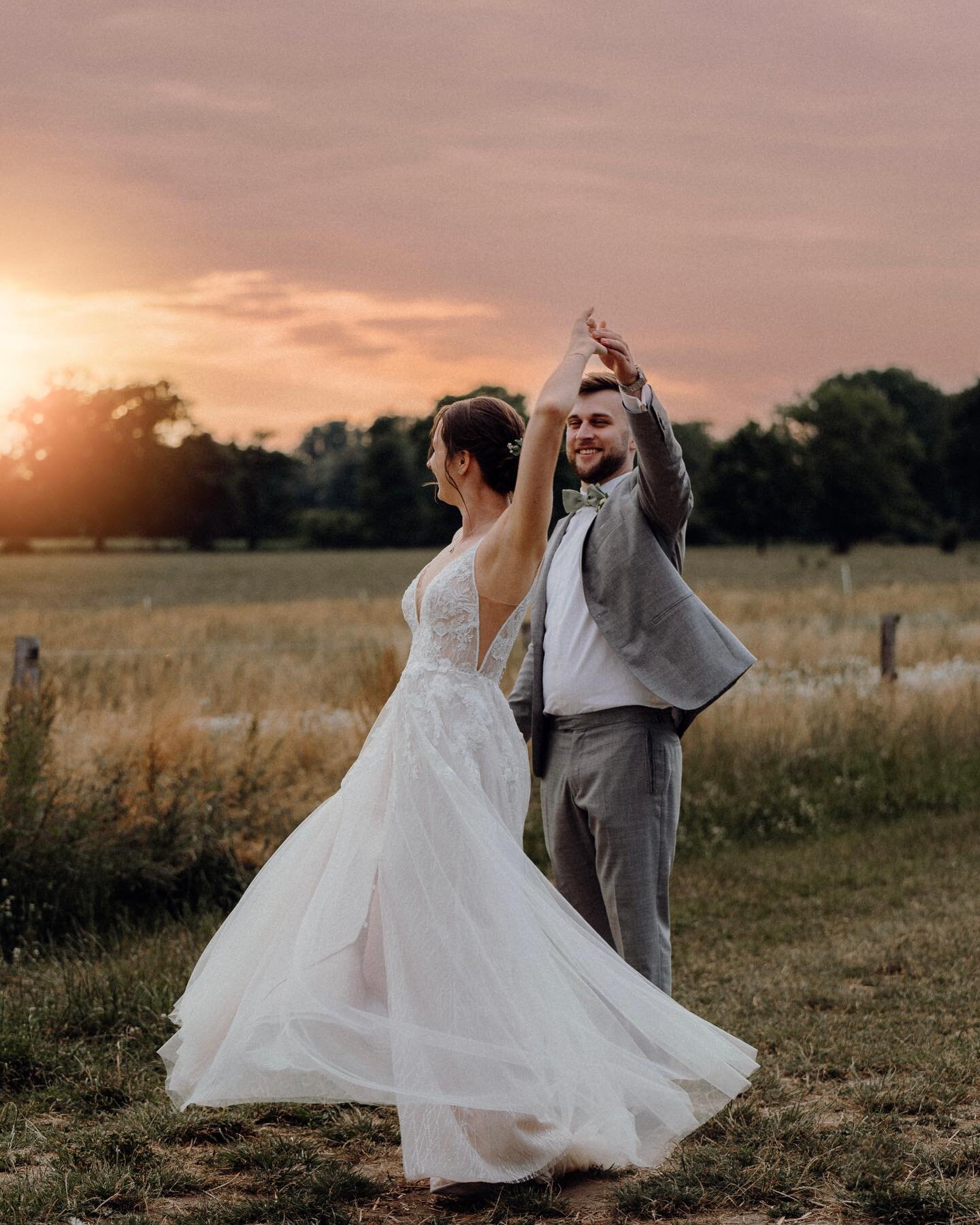 Solche Fotos entstehen, wenn ich meine Brautpaare frage: 
&bdquo;Habt ihr kurz ein paar Minuten Zeit?&ldquo;
Hat sich gelohnt oder? 🥰

#hochzeitsfotografhamburg #hochzeitinhamburg #belovedstories #fotografhamburg #hamburg #theweddinglegends #instabr