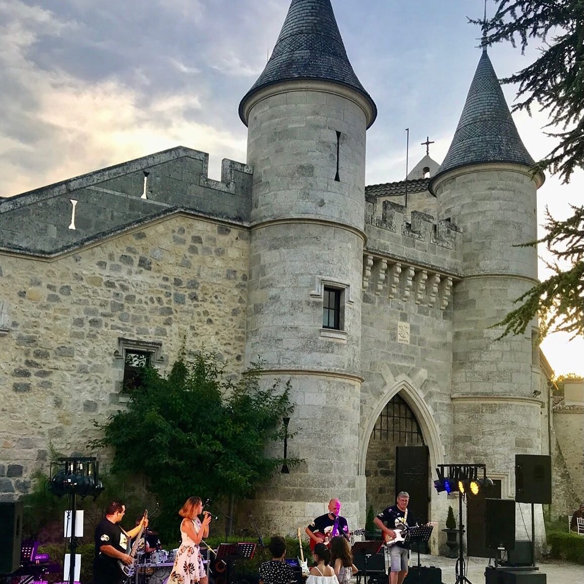 Already looking forward to next summer and more delightful evenings in our courtyard ☀️// D&eacute;j&agrave; dans l&rsquo;attente de l&rsquo;&eacute;t&eacute; prochain et de soir&eacute;es plus d&eacute;licieuses dans notre cour ☀️ #bonaslisse #chate