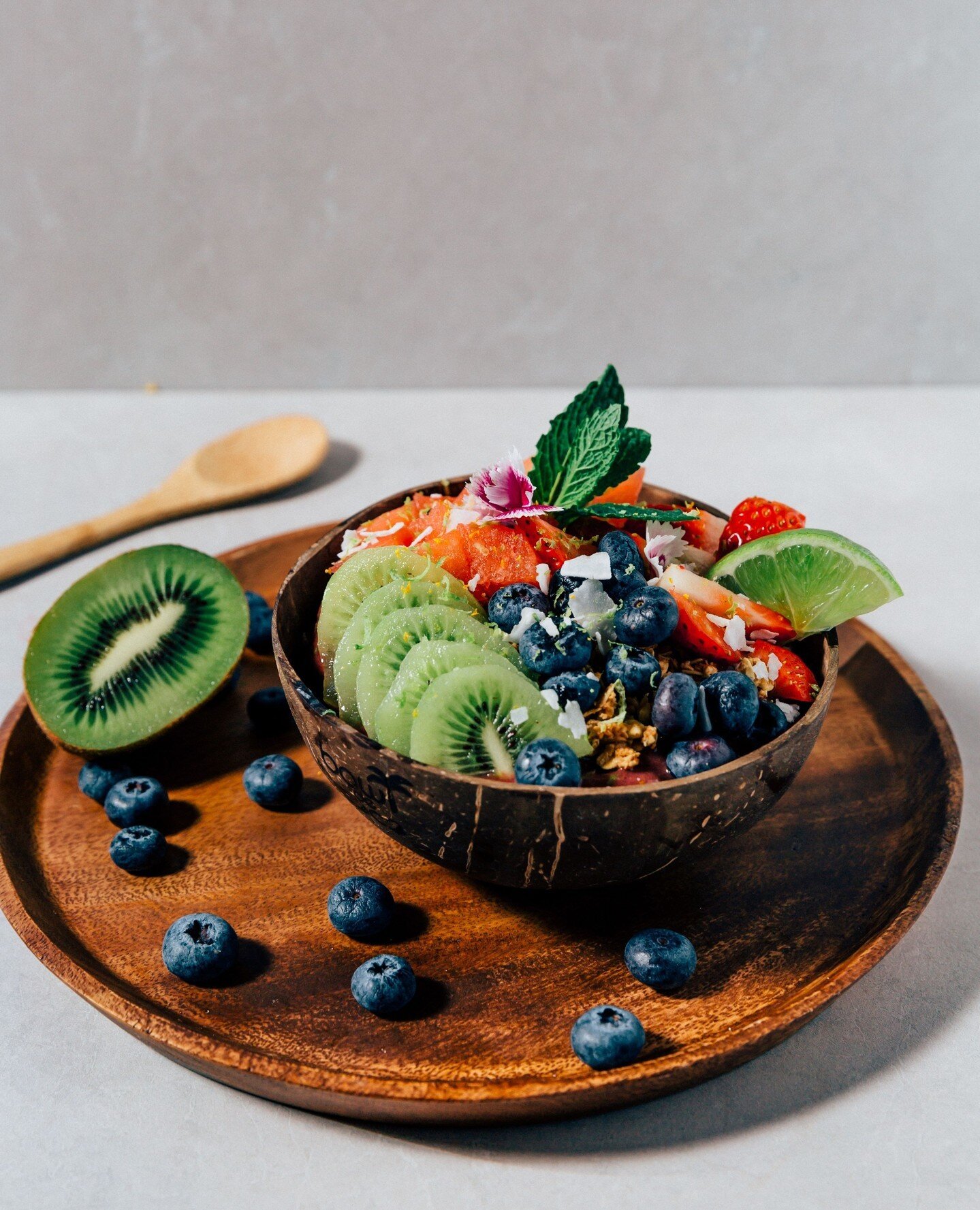 Summer is here and it is no shock that A&ccedil;ai bowl cravings are through the roof 🤗 Find my E-book in my Link in Bio to read the BEST a&ccedil;ai bowl recipes straight from the Kiss the Berry Menu! 🍓