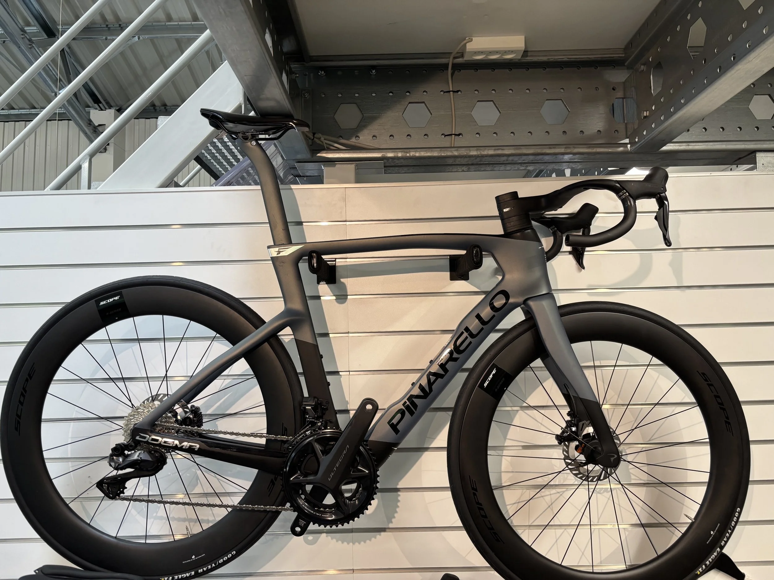 Pinarello Dogma F, Ultegra Di2, Luxter Grey matte - (spørg for pris i butik)