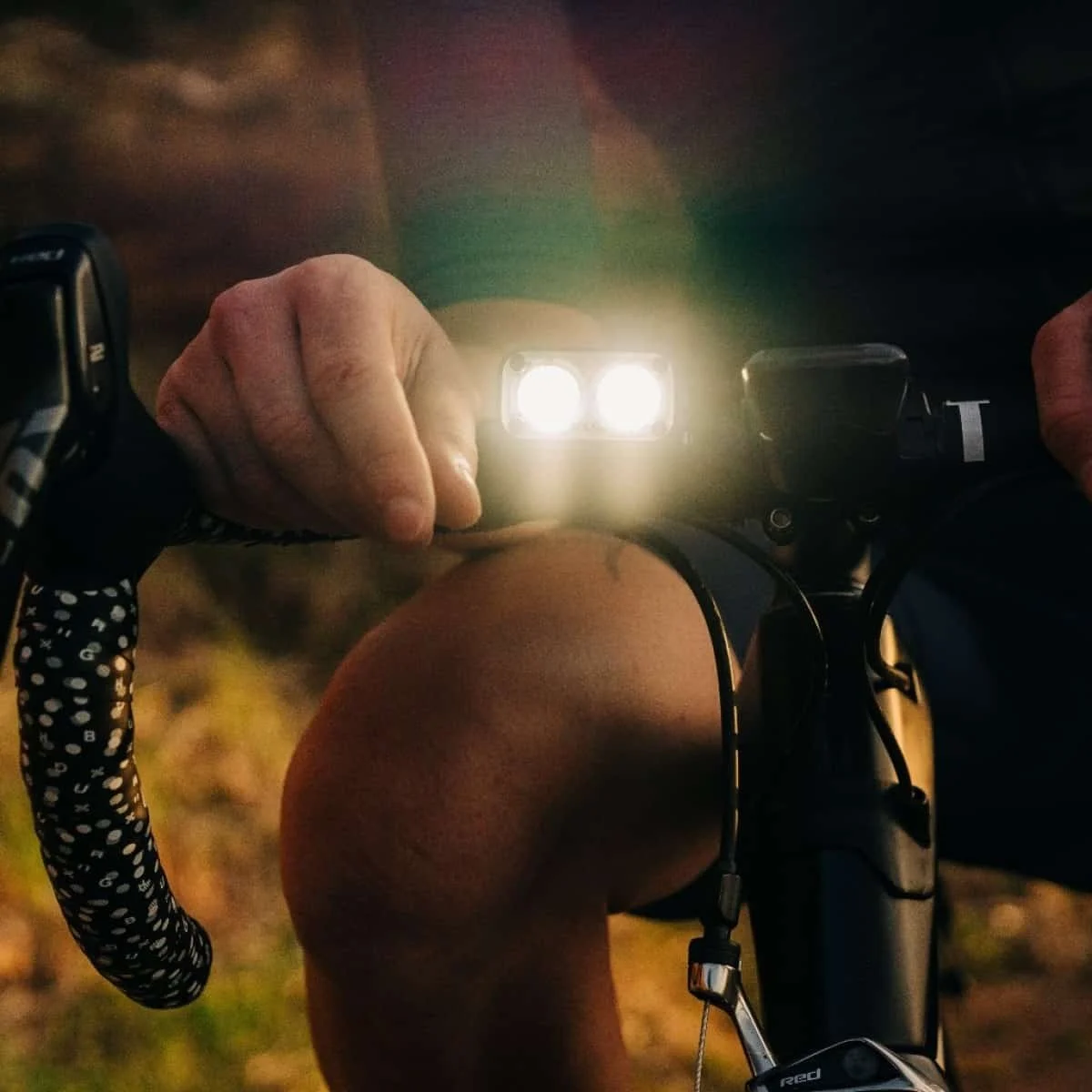 knog-blinder-road-400-genopladelig-forlygte-2.jpg