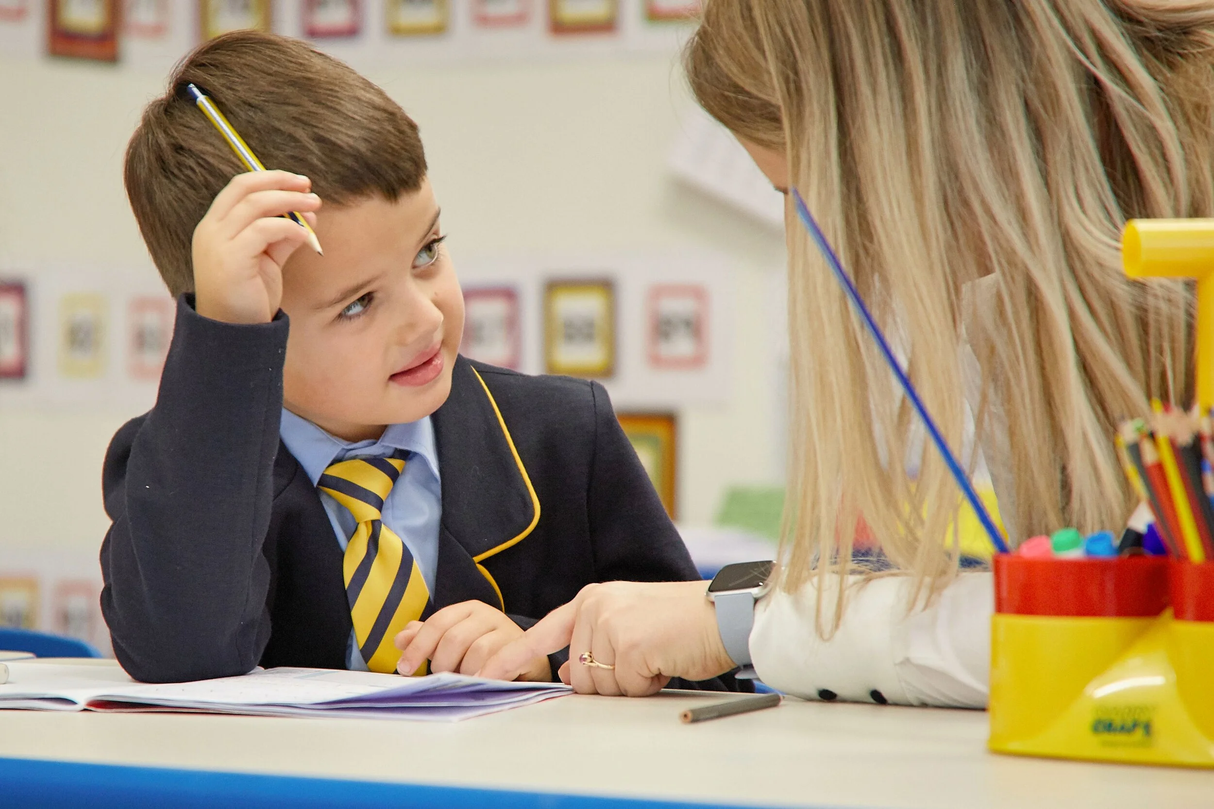 дети младшего школьного возраста. занятия в школе. дети в школе. счастливые дети в школе. ученики подготовка к школ.