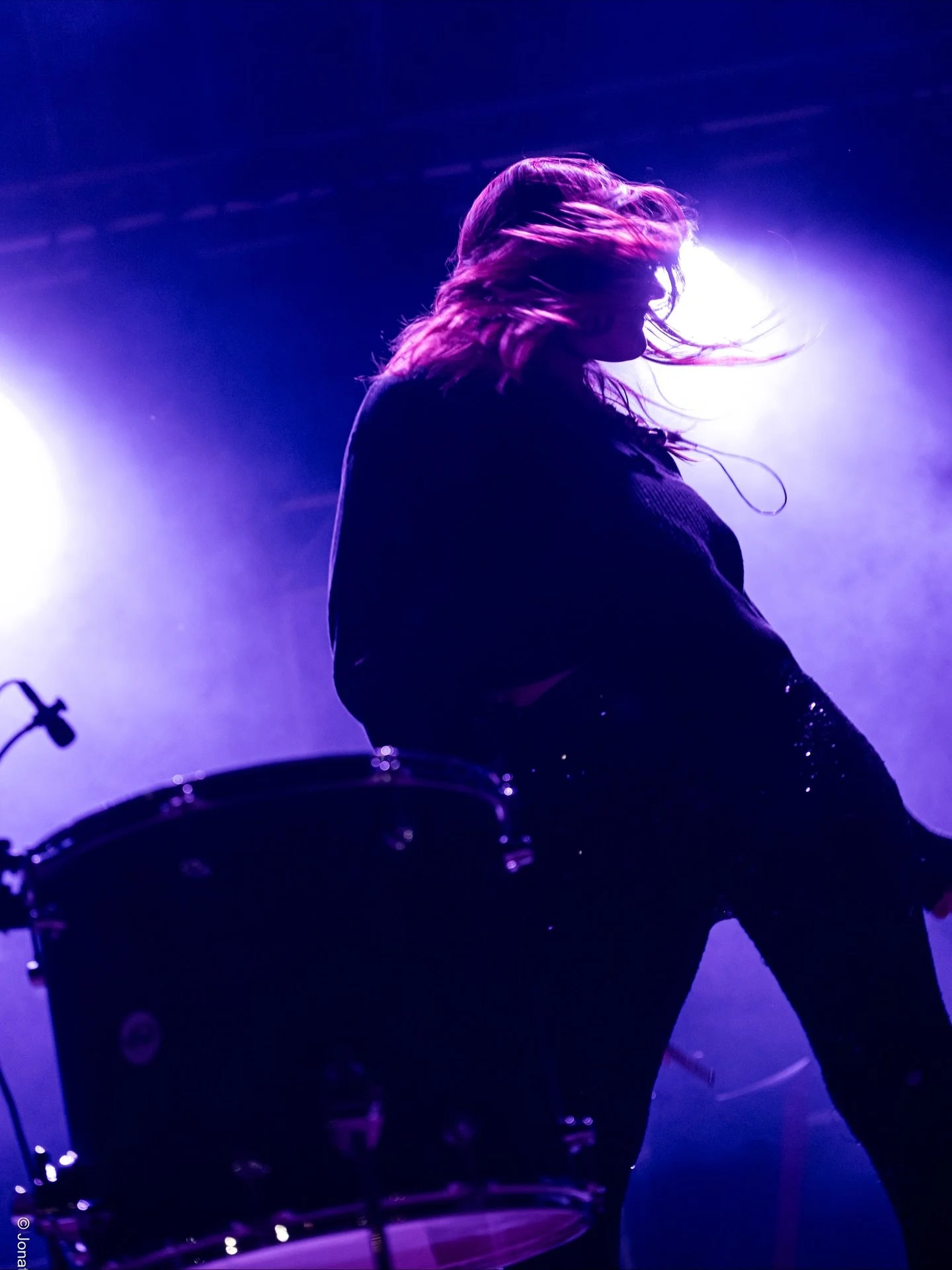 Il y a des moments o&ugrave; l&rsquo;on ne sait plus tr&egrave;s bien o&ugrave; s&rsquo;arr&ecirc;te l&rsquo;ombre et o&ugrave; commence la 
lumi&egrave;re.
C&rsquo;est l&agrave; que na&icirc;t &Eacute;clipse : dans cet espace fragile o&ugrave; l&r