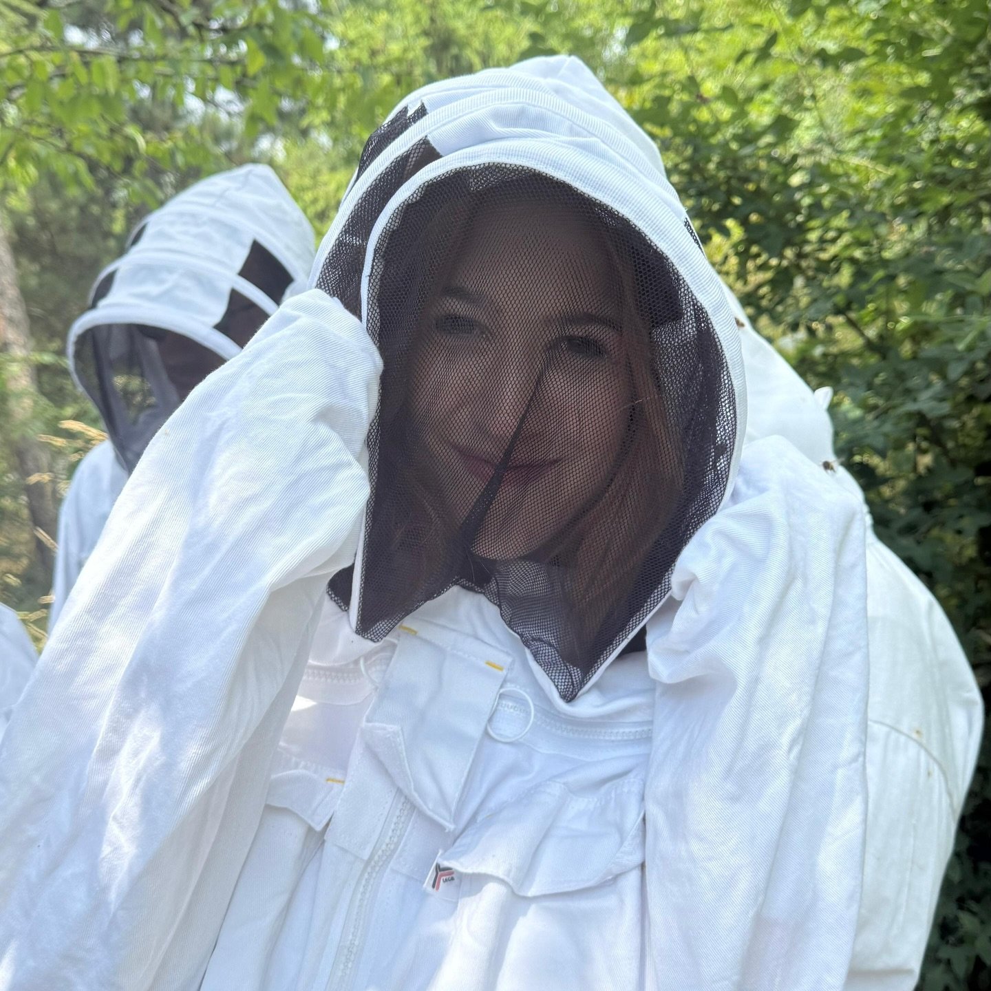 🐝✨ La cuv&eacute;e du miel &Eacute;clipse ! ✨🐝
Cette ann&eacute;e, on glisse un cadeau tr&egrave;s sp&eacute;cial dans notre shop :
240 pots de miel num&eacute;rot&eacute;s, produits par nos 500 000 abeilles et extraits &agrave; la main, en famille