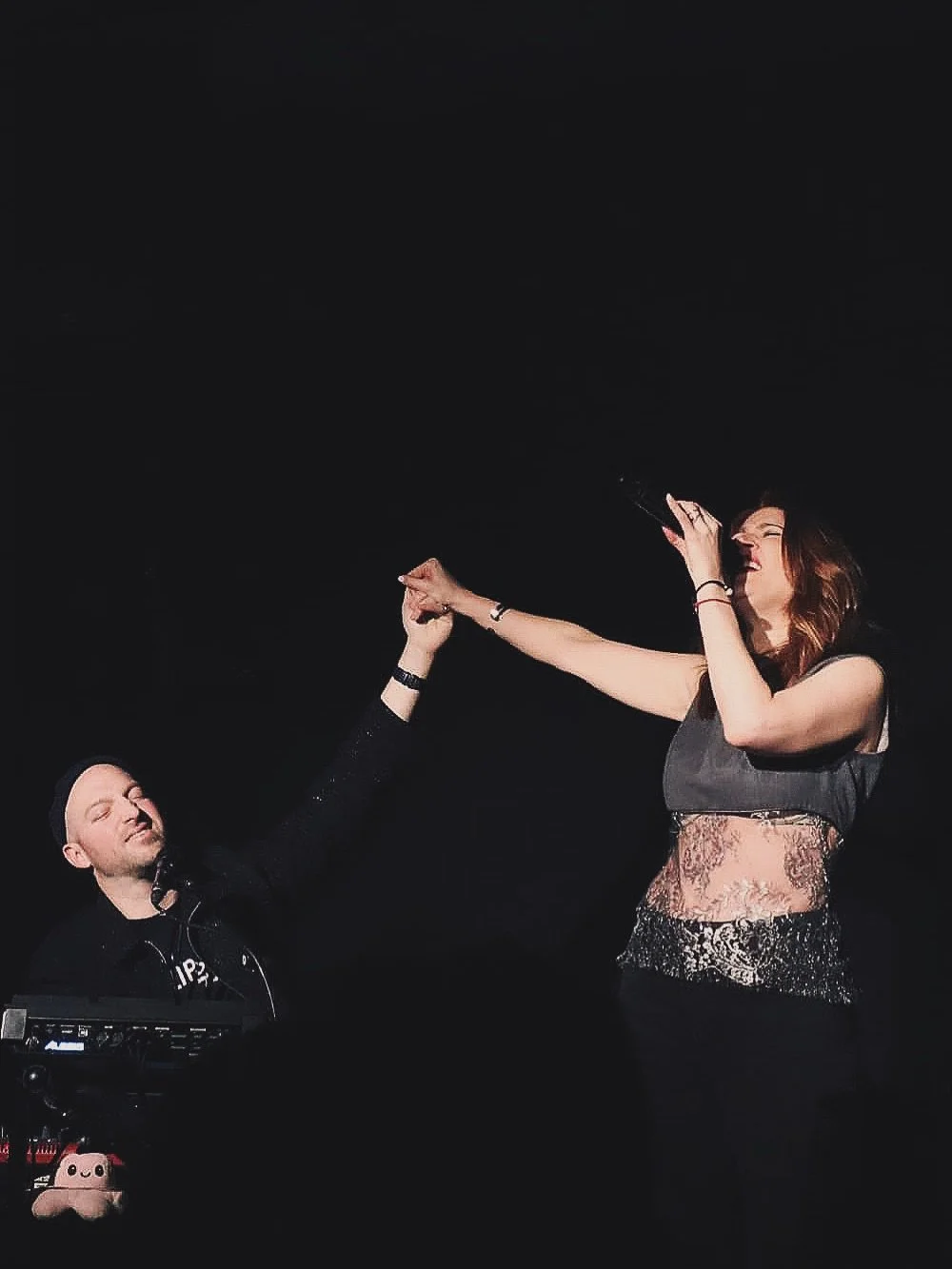 Premier rendez-vous &agrave; Lyon, salle pleine, en co-plateau avec @leonardlasry 💫

On a &eacute;t&eacute; tellement touch&eacute;s de se rendre compte, pendant le concert, que vous connaissiez d&eacute;j&agrave; les paroles de nos chansons&hellip;