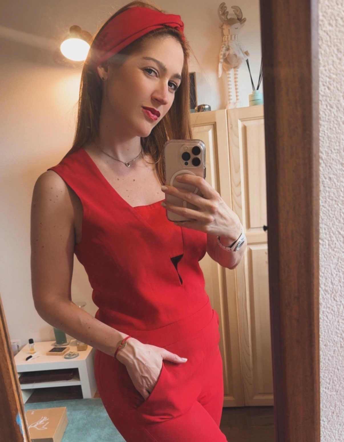 Et si un simple fil rouge pouvait te prot&eacute;ger toute une ann&eacute;e ? ❤️
En Chine, le bracelet rouge est un symbole de protection, de chance et d&rsquo;amour. Particuli&egrave;rement cette ann&eacute;e du cheval. 

Il est souvent offert par u