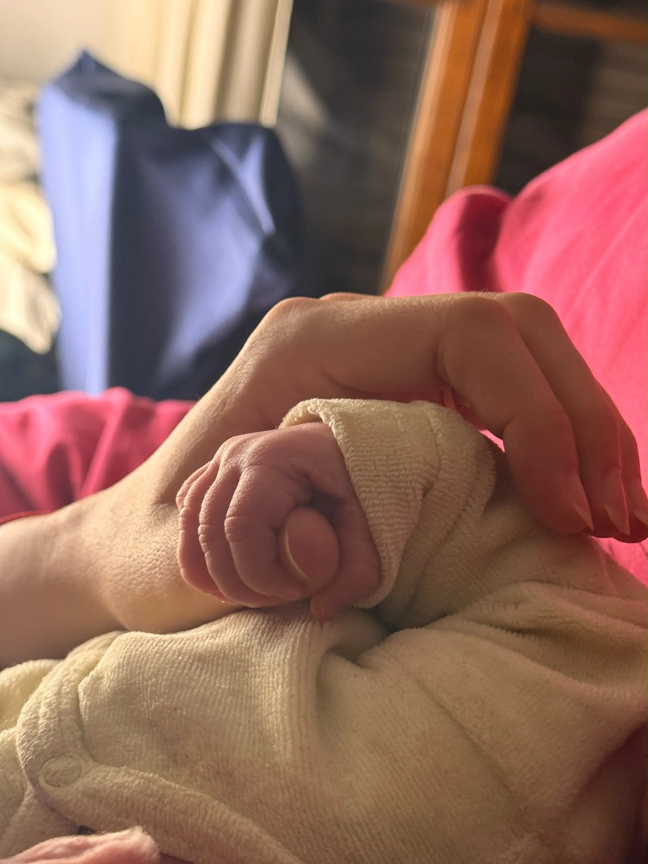 Il y a une semaine, je donnais naissance &agrave; Alma. 🤍
Elle est arriv&eacute;e alors que je chantais Feeling Good de Nina Simone et que Sim jouait du handpan. Une entr&eacute;e dans la vie en musique&hellip;

Et pendant qu&rsquo;elle naissait, el