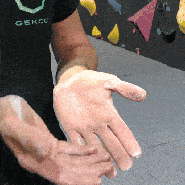a GIF of GEKCO liquid chalk drying on the hands in seconds